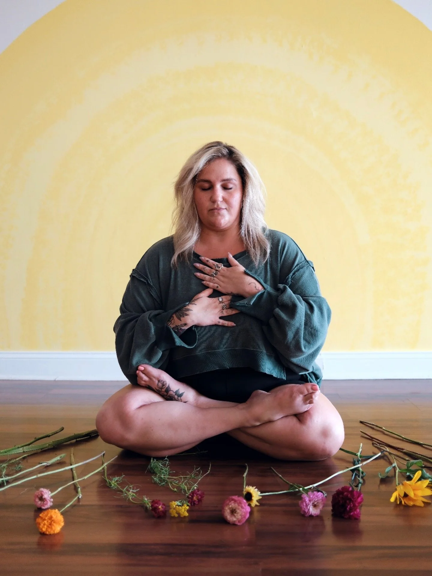 Have you guys met Sam?! ✨ 

If not&hellip; you are seriously missing out on one of the most beautiful soul ever, the most creative flower bouquets, and some serious magic candles 🕯️ 

Join Sam every Fridays at 7 PM for the dreamiest Yin + Mini Sound