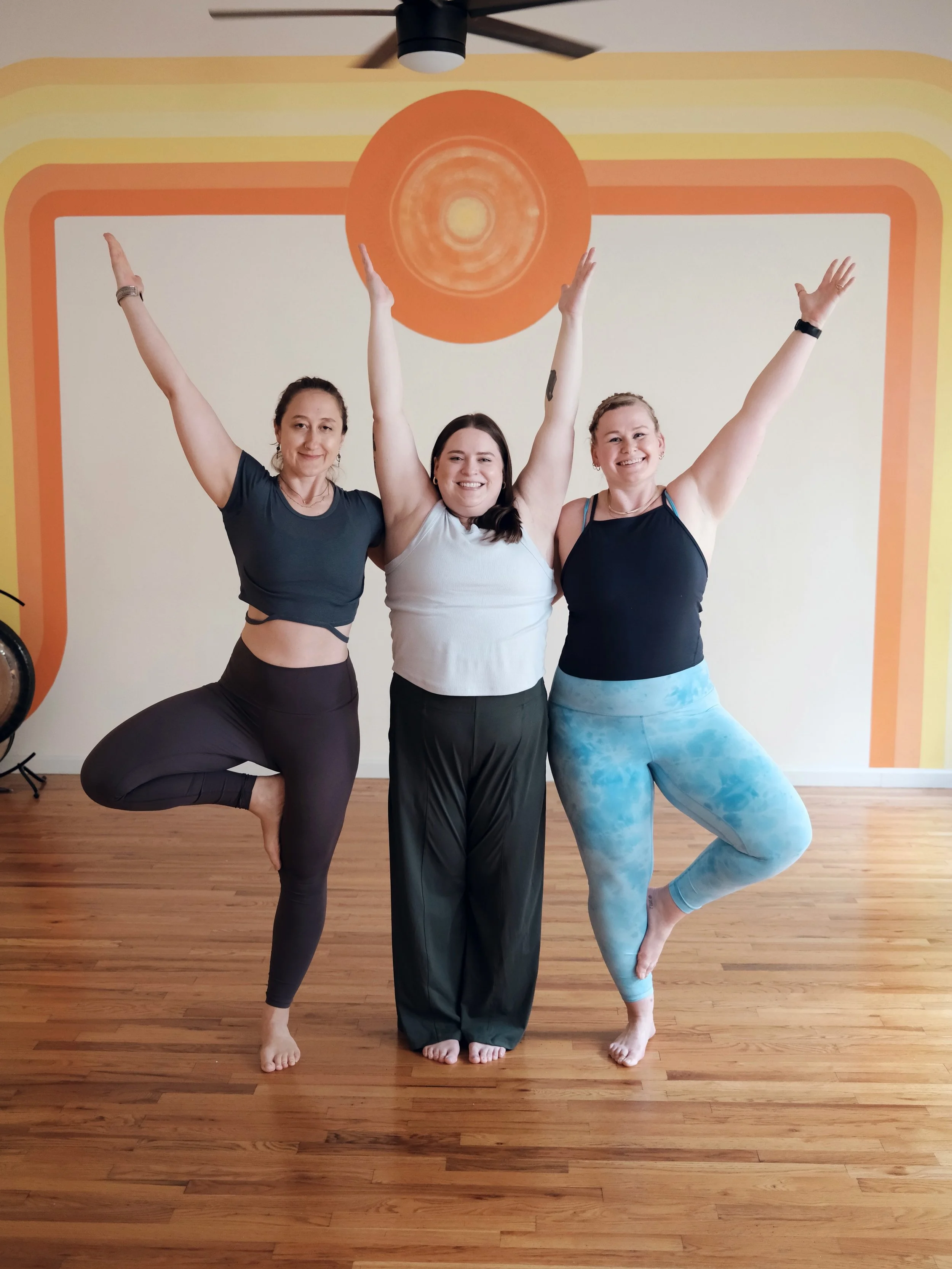 Raise your hand if you&rsquo;ve met amazing people and made meaningful friendships through this community 🙋🏽&zwj;♀️

One of the most beautiful things about yoga, beyond the practice itself, is the way it connects us. It brings together people who m