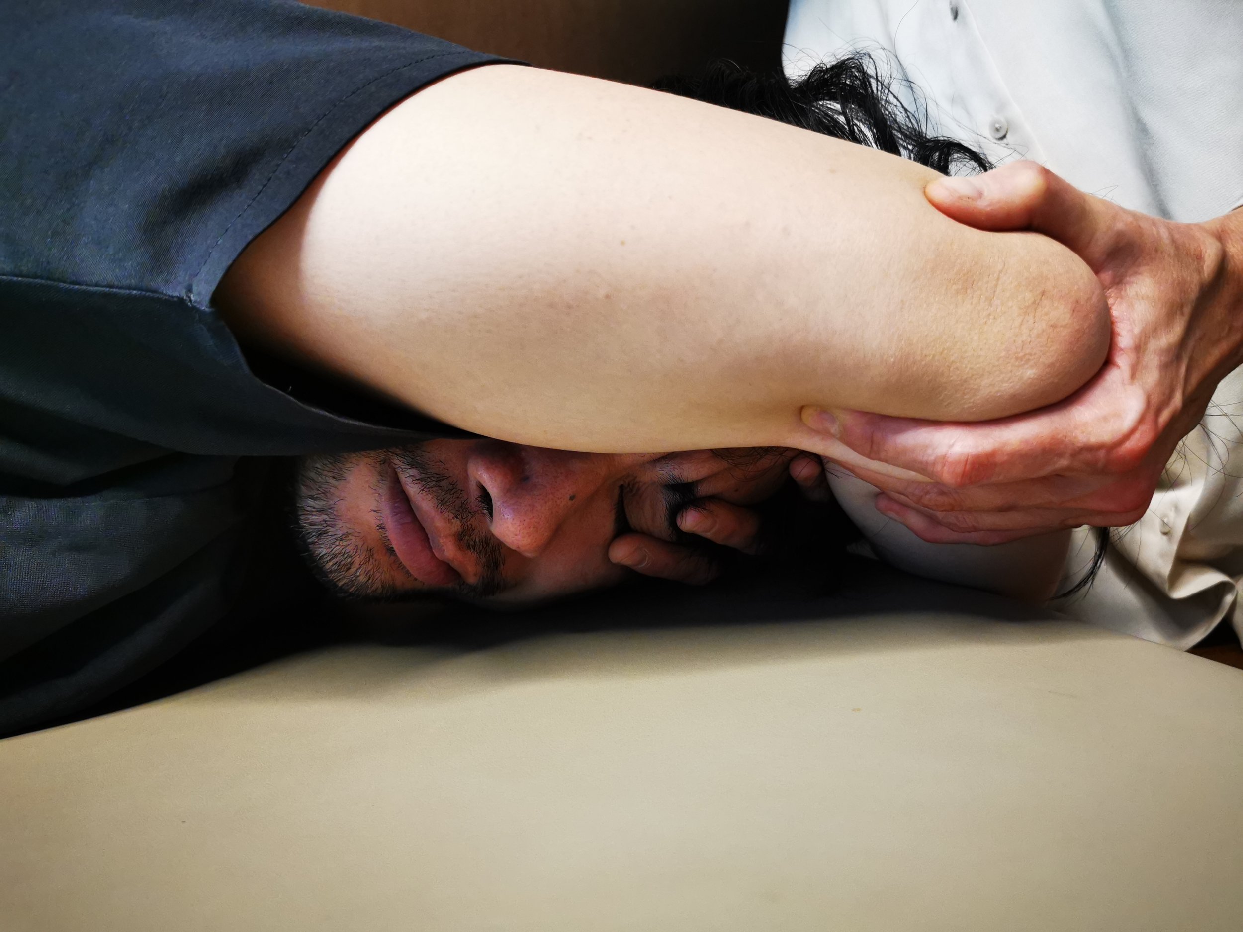 “Die Feldenkrais-Einzelstunden waren für mich ein Durchbruch nach meiner Diagnose mit PTBS (Panikstörung). Sie haben mir gezeigt, dass auch über den Körper Lösungsansätze zu erzielen sind.
Schon wenige Einzelstunden haben mich einen sehr großen Sch