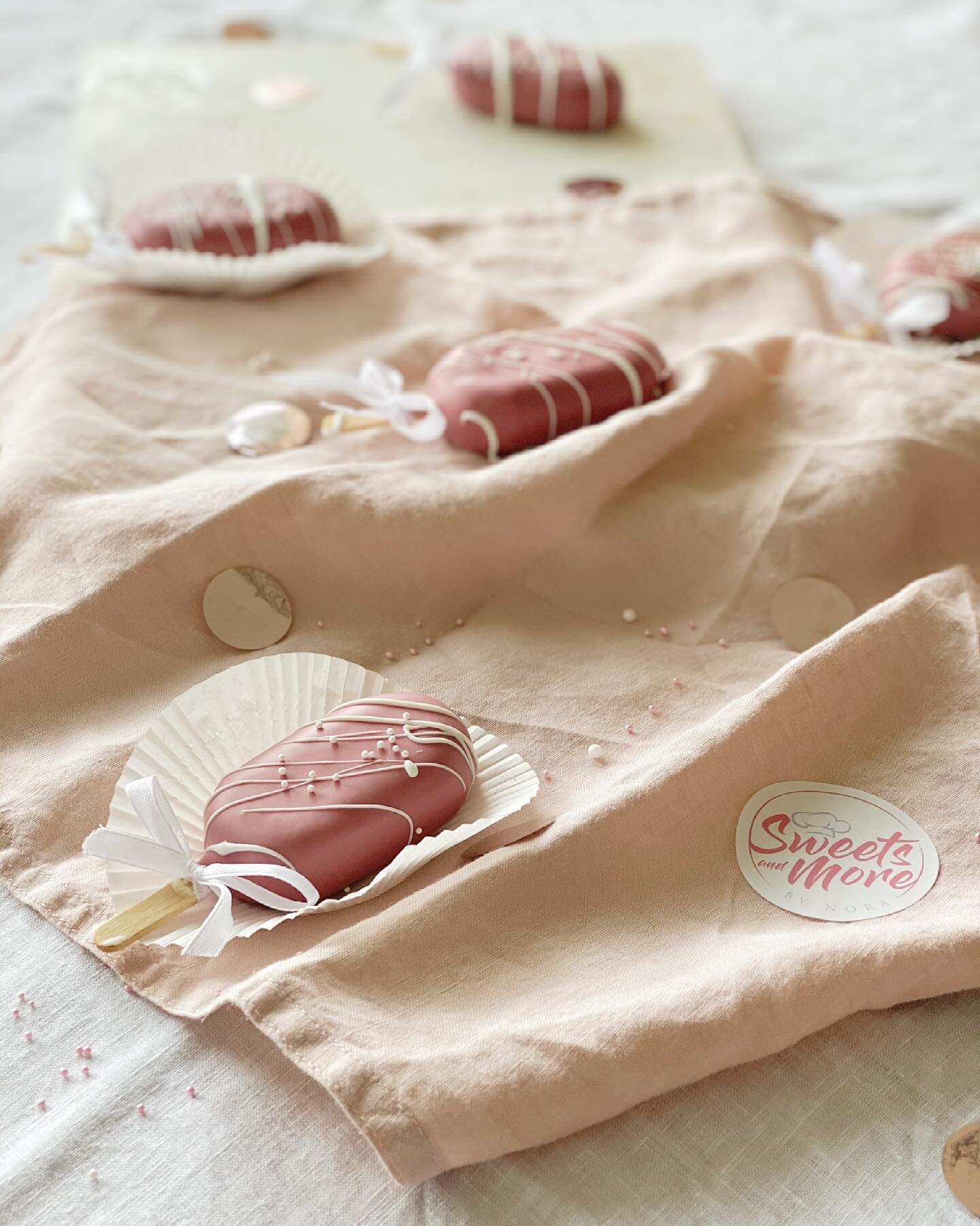 Cakesicles✨🤍

#cake #cakesicles #cakesiclesofinstagram #cakepops #icecream #chocolate #chocolatecake #chocolatelover #pink #sweet #sweettable #gift #sweetgift #giftideas #giftbox #love #madewithlove #mitliebegemacht #sweetsandmorebynora