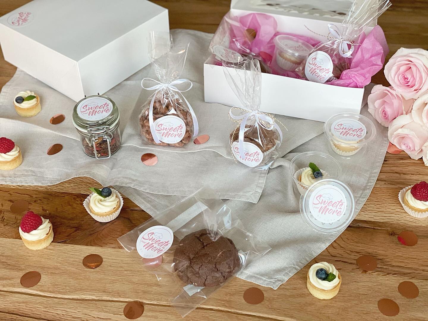 Sweetbox🤍🍫🧁🍪💘
For man and woman

@sweetsandmore_by_nora 

#sweet  #box #sweetbox #forman #forwoman #gift #perfectgift #giftideas #present #sweets #madewithlove #granola #chocomuffin #quadruplechocolatecookies #burndalmonds #minilemontarts 

****