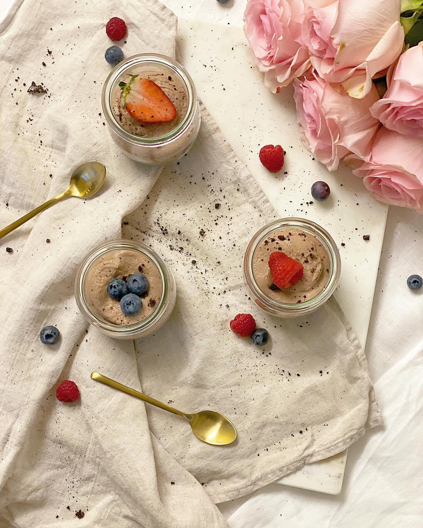Glass dessert🍫🍓

#glassdessert #dessert #sweets #sweetdreams #sweetdessert #yummy #delicious #chocolaty #chocoheaven #chocolate #oreo #chocolatelover #nobake #nobakedessert 

**************************
Glasdessert🍫🍓

#glasdessert #dessert #s&uuml