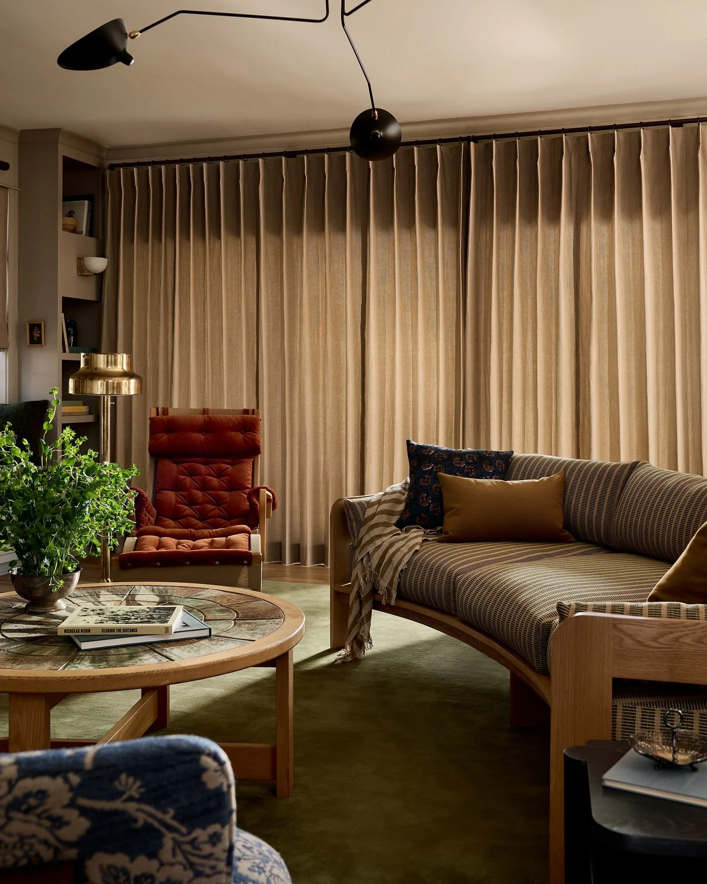 Fall tones in our latest project in Nashville. The curved sofa, specifically made for these clients, paired with a forever favorite Bruno Mathsson lounge chair and a coffee table sourced in Round Top create the perfect space for family lounging. If y