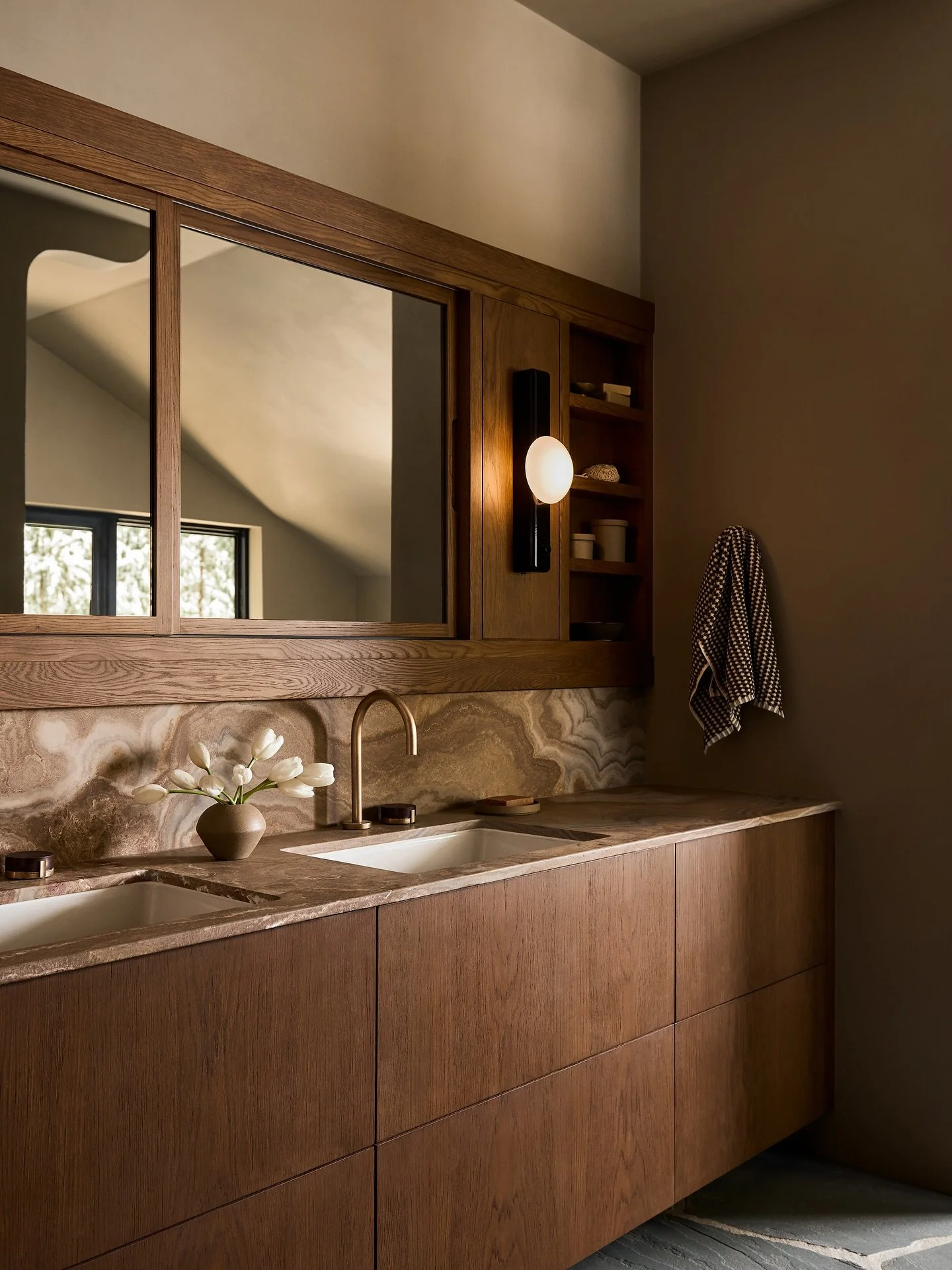 We love a good mountain project where materiality can be the star of the show ⭐️

Design: @yondinteriors 
📷: @lissmabey ✨: @_jenpaul