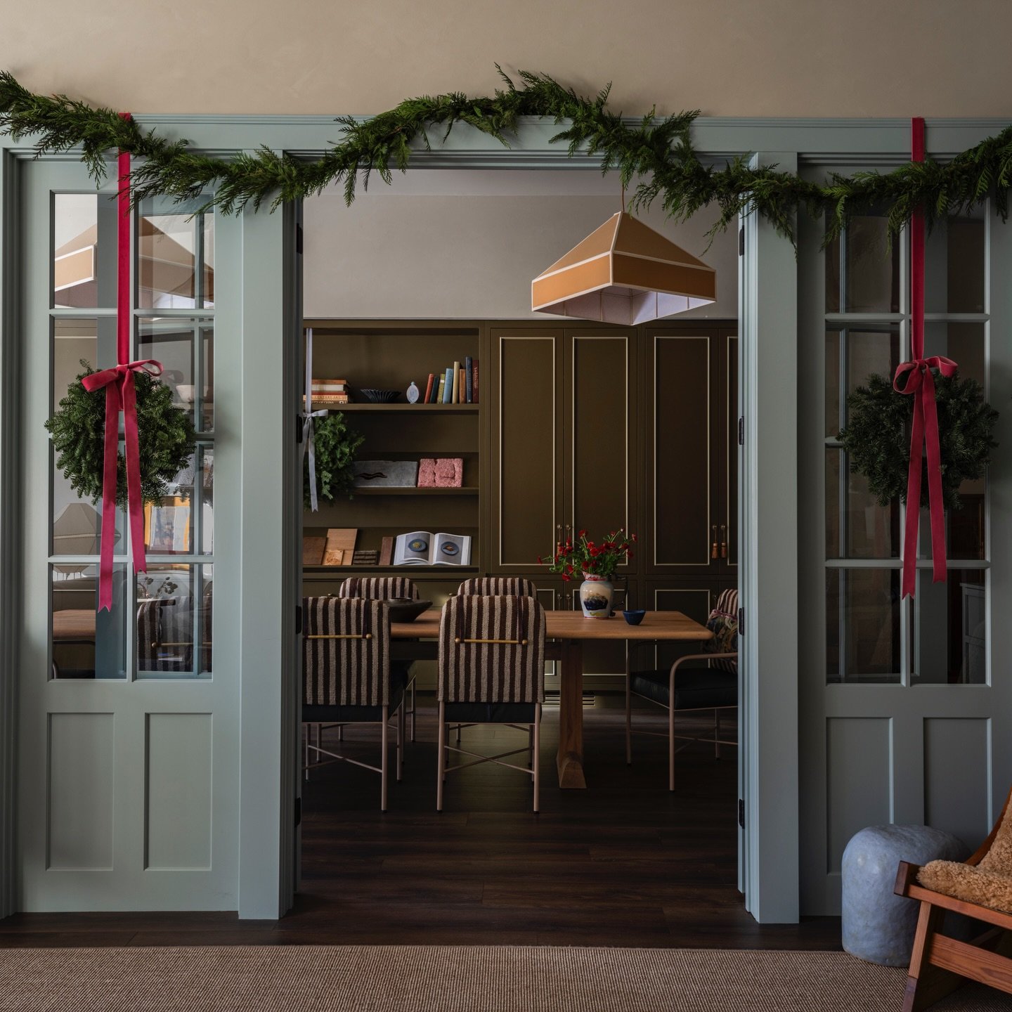 All the holiday cheer at the @yondinteriors studio!🎄🤎

📷: @taylorhallobrien