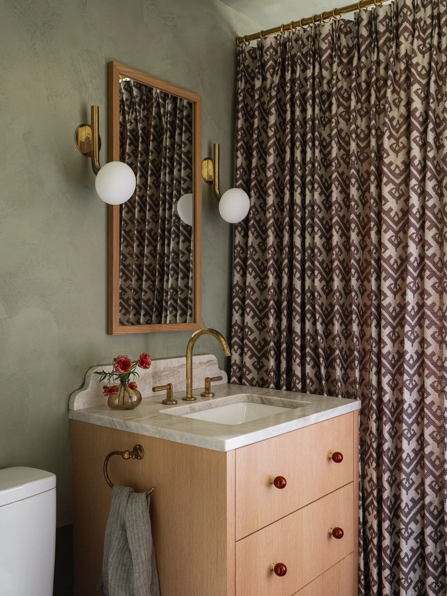 A cutie kids bath with just the right amount of fun 💚

Design: @yondinteriors 
Builder: @edgertonandco 
Cabinetry: @helianthuswoodworks 
📷: @taylorhallobrien