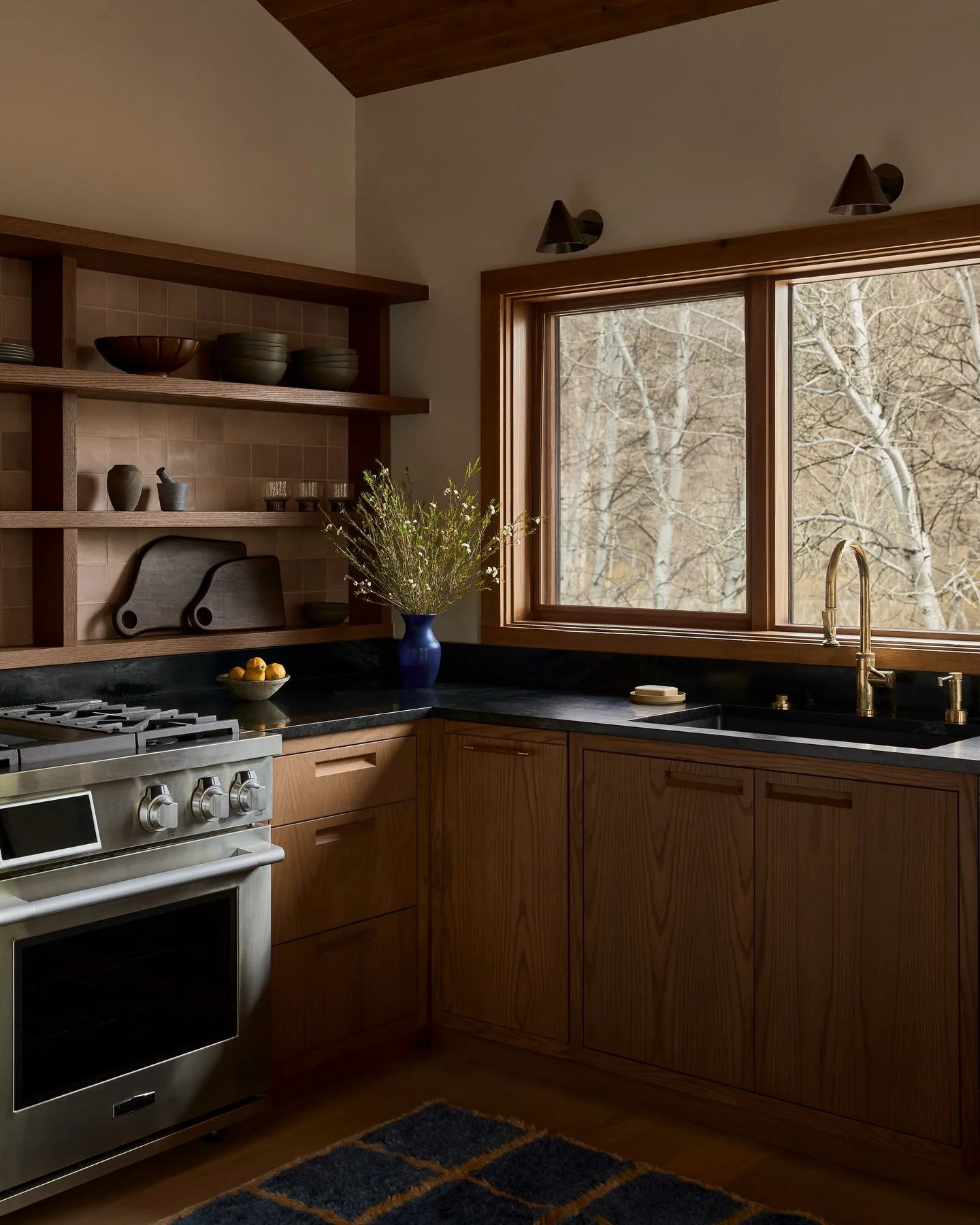 Our Sun Valley kitchen &mdash; full of custom cabinetry, tile details galore and that &lsquo;it&rsquo;s always been there feeling&rsquo; 🤎

Design: @yondinteriors 
📷: @lissmabey
