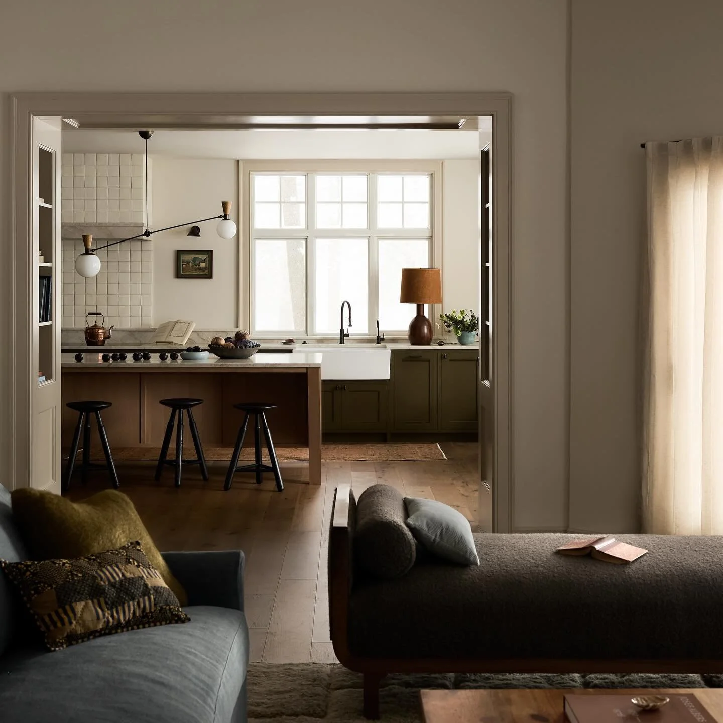 We always love a little room to room view 🤎

@yondinteriors + @insigniahomes + @lissmabey