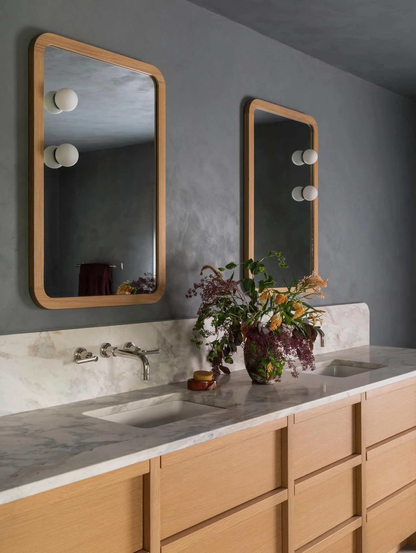 A few spring scenes at our Summit Hill project with our friends @edgertonandco + @lemaire_plaster + @helianthuswoodworks 🌷

@yondinteriors + @edgertonandco + @taylorhallobrien