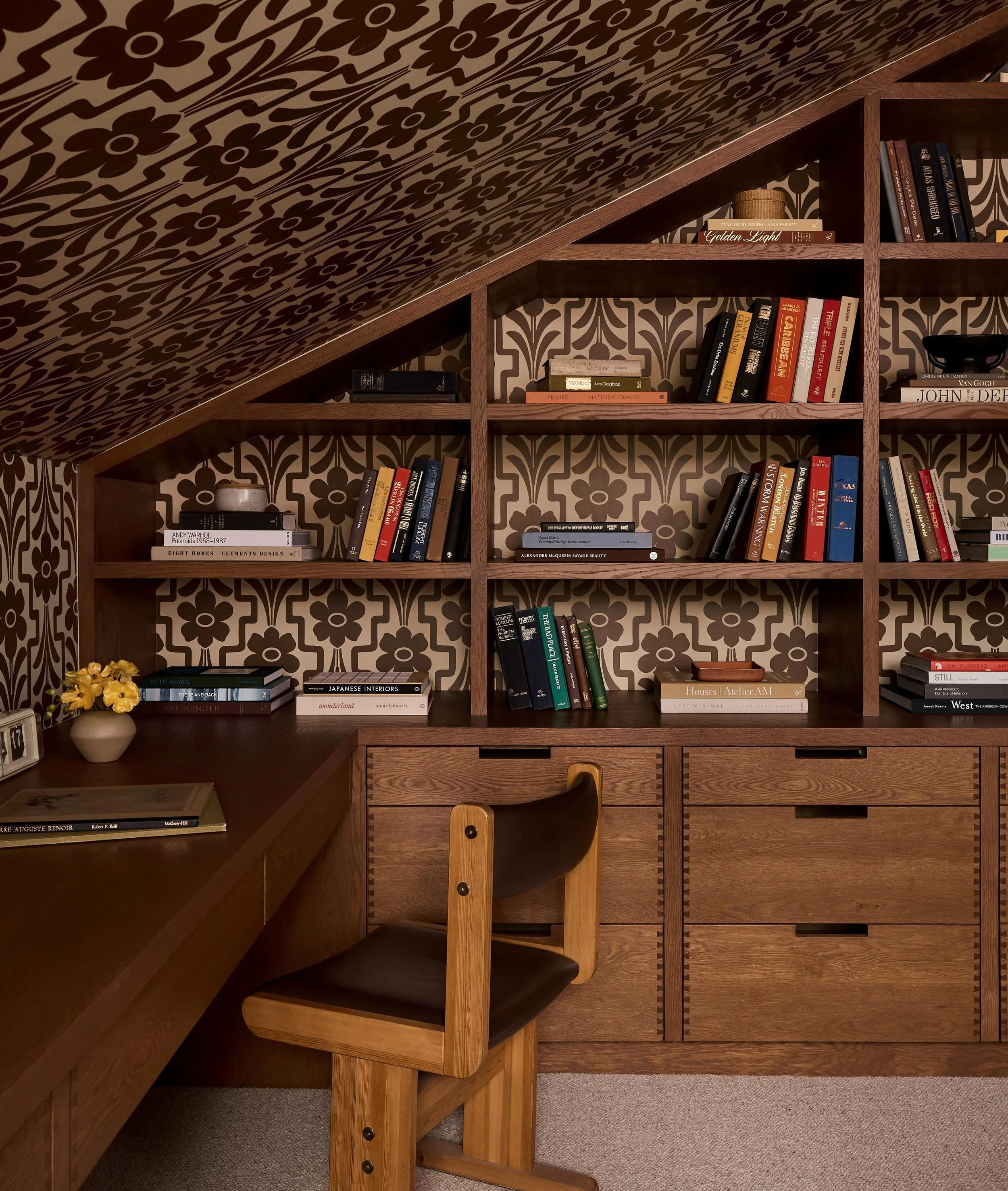 A little office space, carved out of the main level in our #yisunvalleyskihouse. The wallpaper is one of our most favorite ever, a customized print created just for this space 🤎

Design: @yondinteriors 
📷: @lissmabey + @_jenpaul