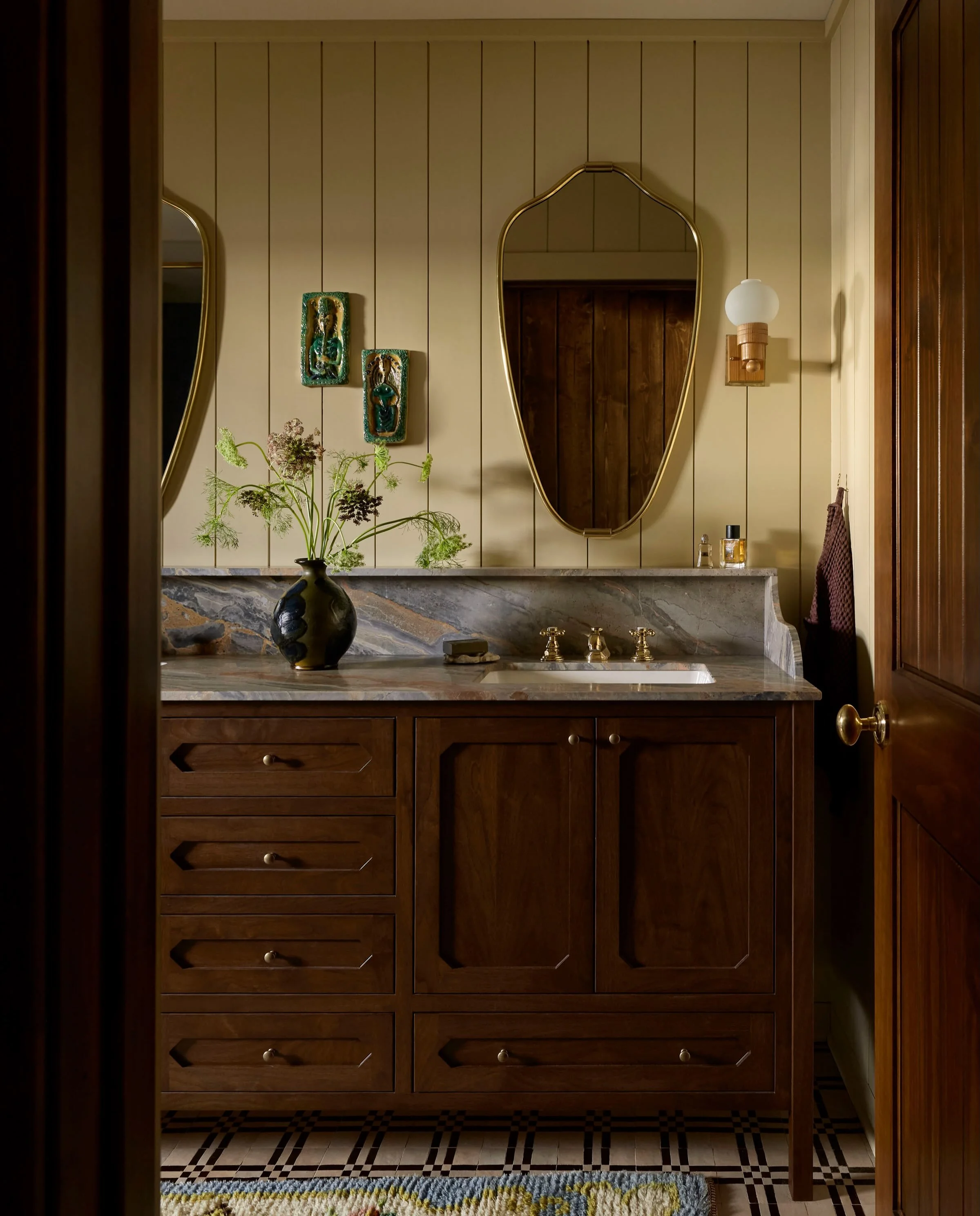 A little butter yellow always works 🧈

See the rest of the amazing lakeside cottage in @archdigest!

Design: @yondinteriors 
📷: @lissmabey