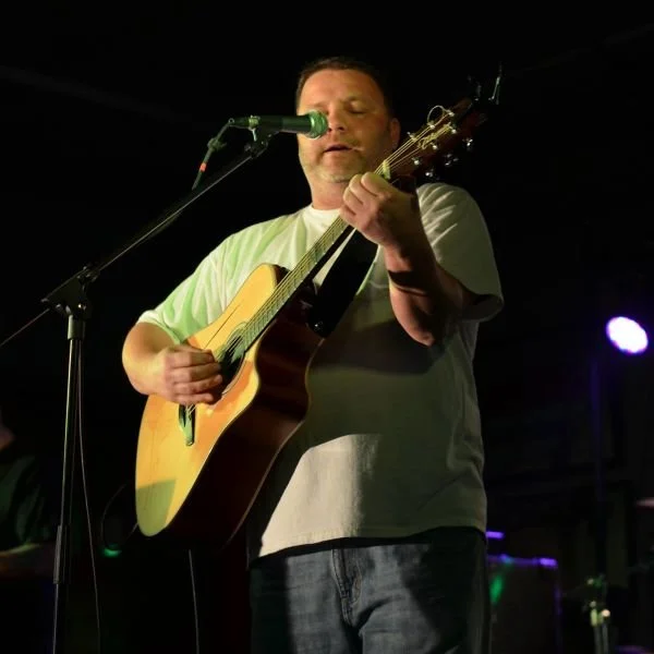 LIVE MUSIC: ROBBY HUTTO