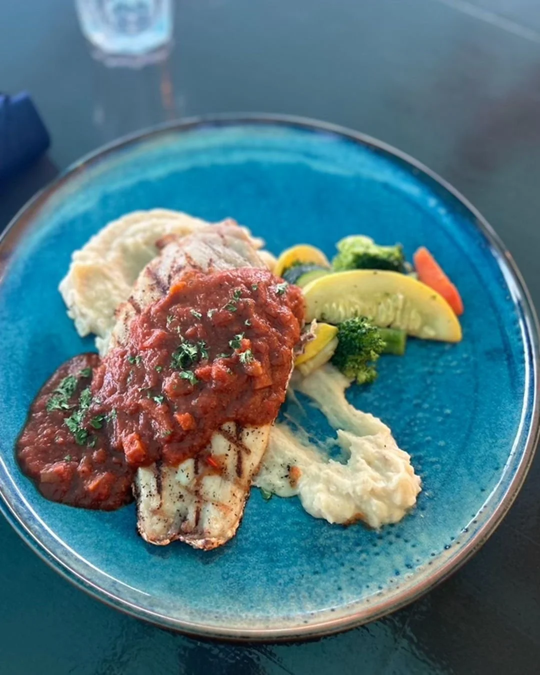Grilled, wild caught snapper filet, topped with Cajun &Eacute;touff&eacute;e, served over roast garlic mash with a side of seasonal vegetables. Bring on the summer. Time for seafood.

#stt #stthomas #snapper #fish #cajun