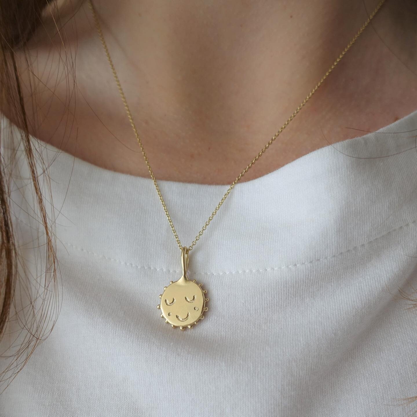 🌻sunflower girl🌻
I&rsquo;ve loved creating these recycled gold and silver pendants. The little expressions and granulated textures are so much fun to create. Some have dimples and some have sweet round cheeks. ✨🌻

#recycledgold #recycledgoldjewell