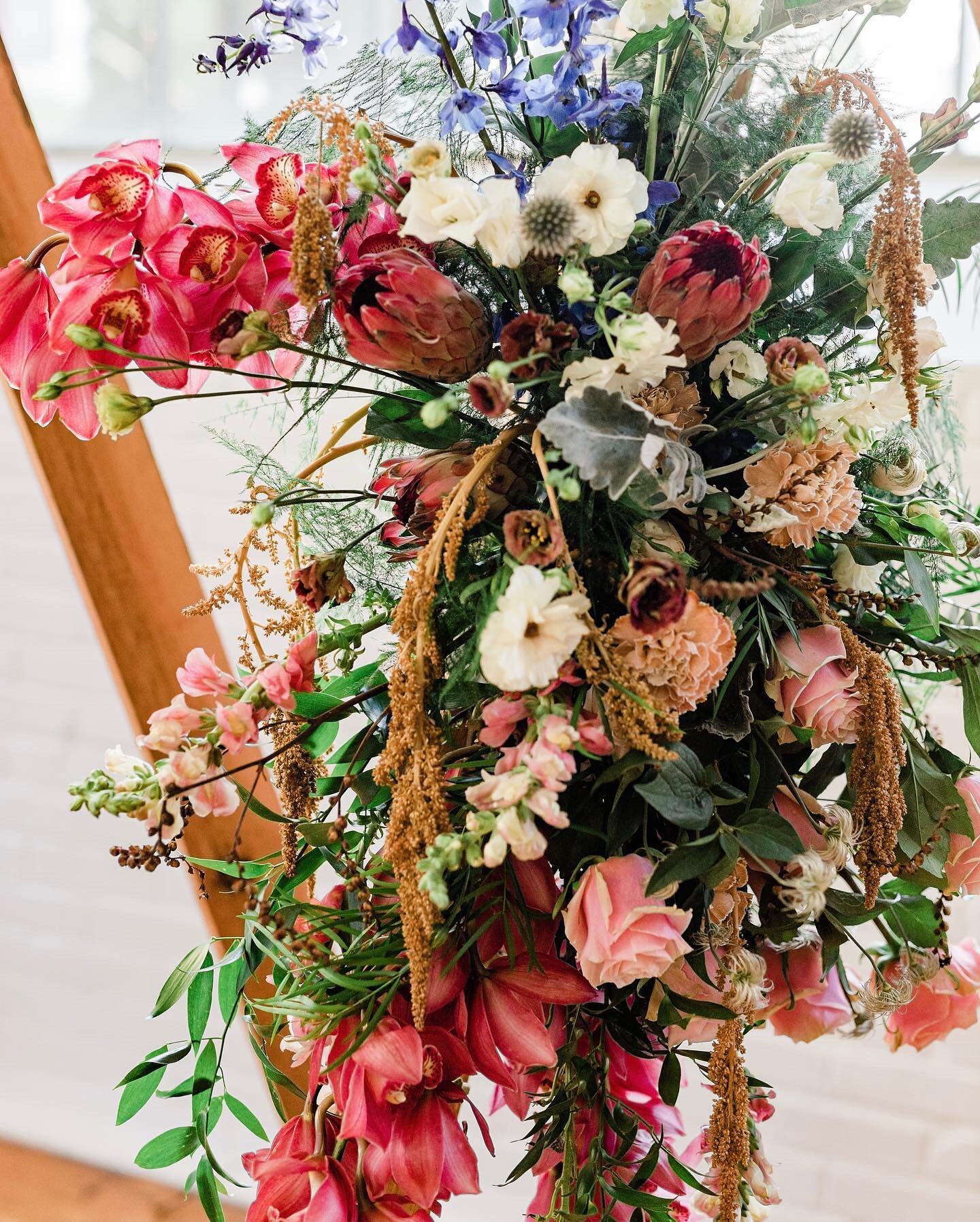 We love a wedding with bold, saturated color.
.
.
.
.
.
Photography: @jacqueline__aleace 
#slcflorist #utahweddings #utahbrides #utahflorists #utahbride #slcweddings