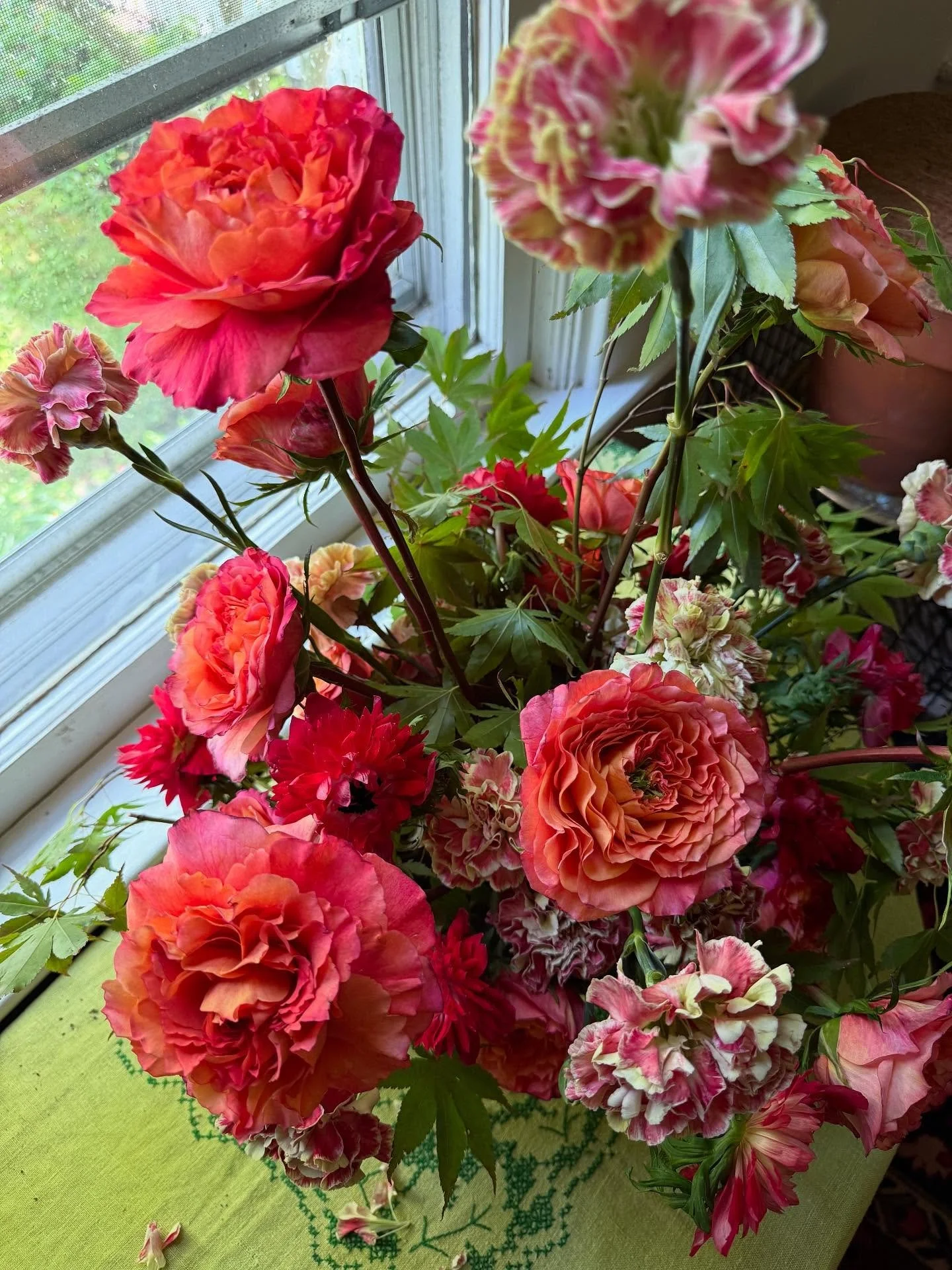 ...and sometimes your floral frog mechanics fall apart 3 times just to remind you who's in charge 
.
.
.
.
.
#cincinnatiflowers #cincinnatiweddings #cincyflorist #flowersincincy #shopsmallcincinnati #shopsmallcincy #cincinnatifloraldesign #cincinnati