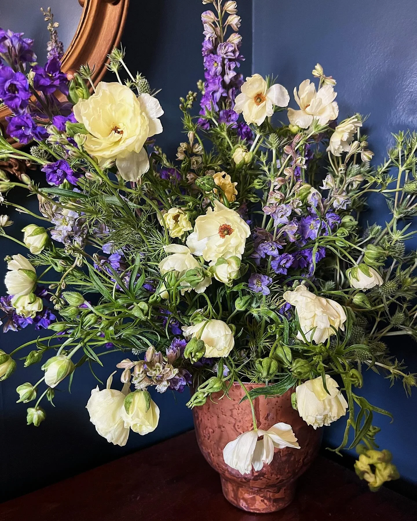 For Nana , 3 ingredient special🪻
.
.
.
.
.
#slcflorist #utahflorist #gardenflowers #slcflowers