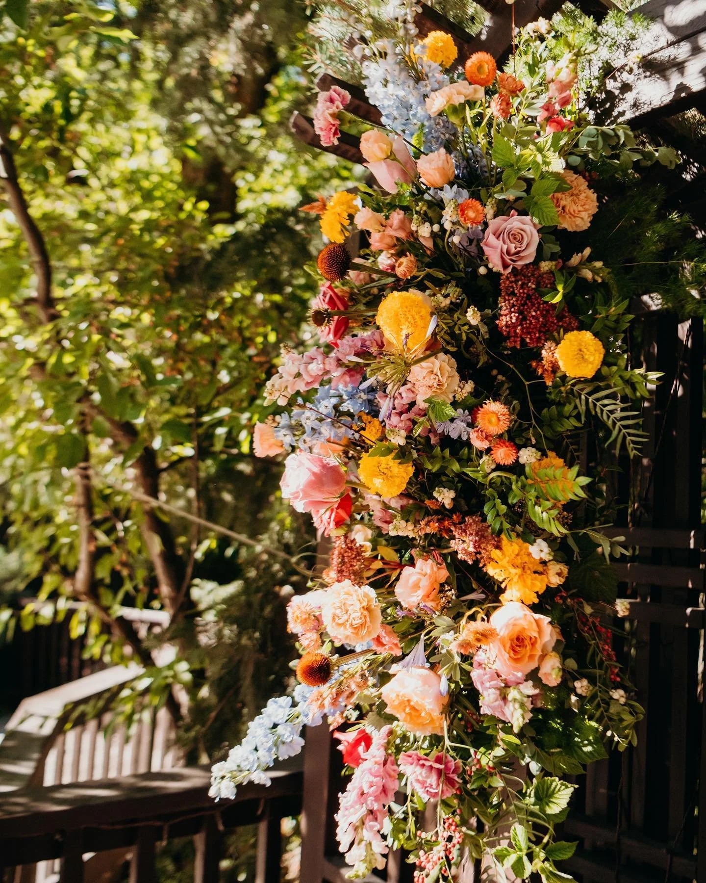 Just over here day dreaming of warmer weather and bright summery florals. 
Photography: @sugarrushphoto_video 
Venue: @millcreekinn 
.
.
.
.
.
#slcweddings #utahflorist #utahfloraldesign #slcflorist #utahwedding