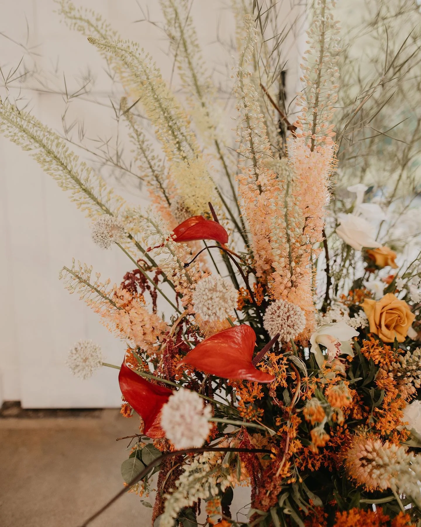 "I never met a color I didn't like" . We're firm believers in colorful designs over here and encourage you to try it, see how you like it! 
.
.
.
.
.
#slcflorist #utahweddings #utahbrides #slcfloraldesigner #utahblooms #utahflorist #florald