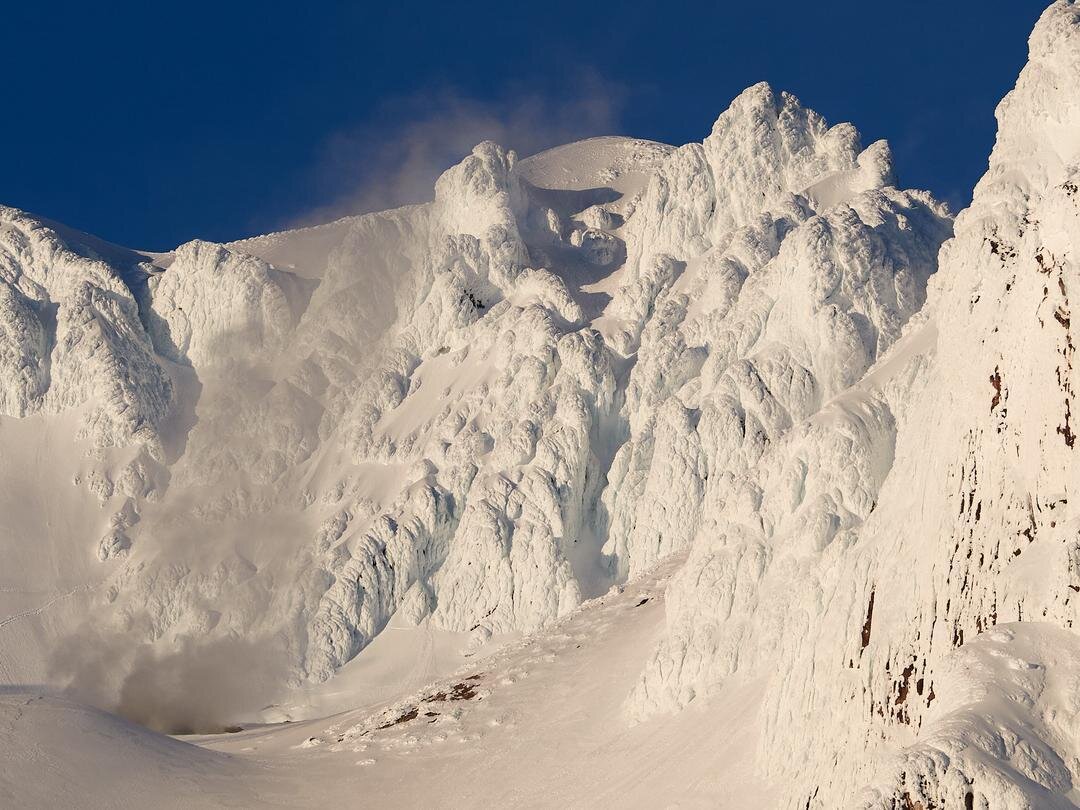 🎨✨ Behold the cr&egrave;me de la cr&egrave;me of Mother Nature's frosty artistry on Mount Hood!

📸 Photography by Ralph Daub
📍 Location: Mount Hood upper mountain and summit, Oregon

🤖 Caption by AI ✨
___________________________
#whitesalmon #kgw