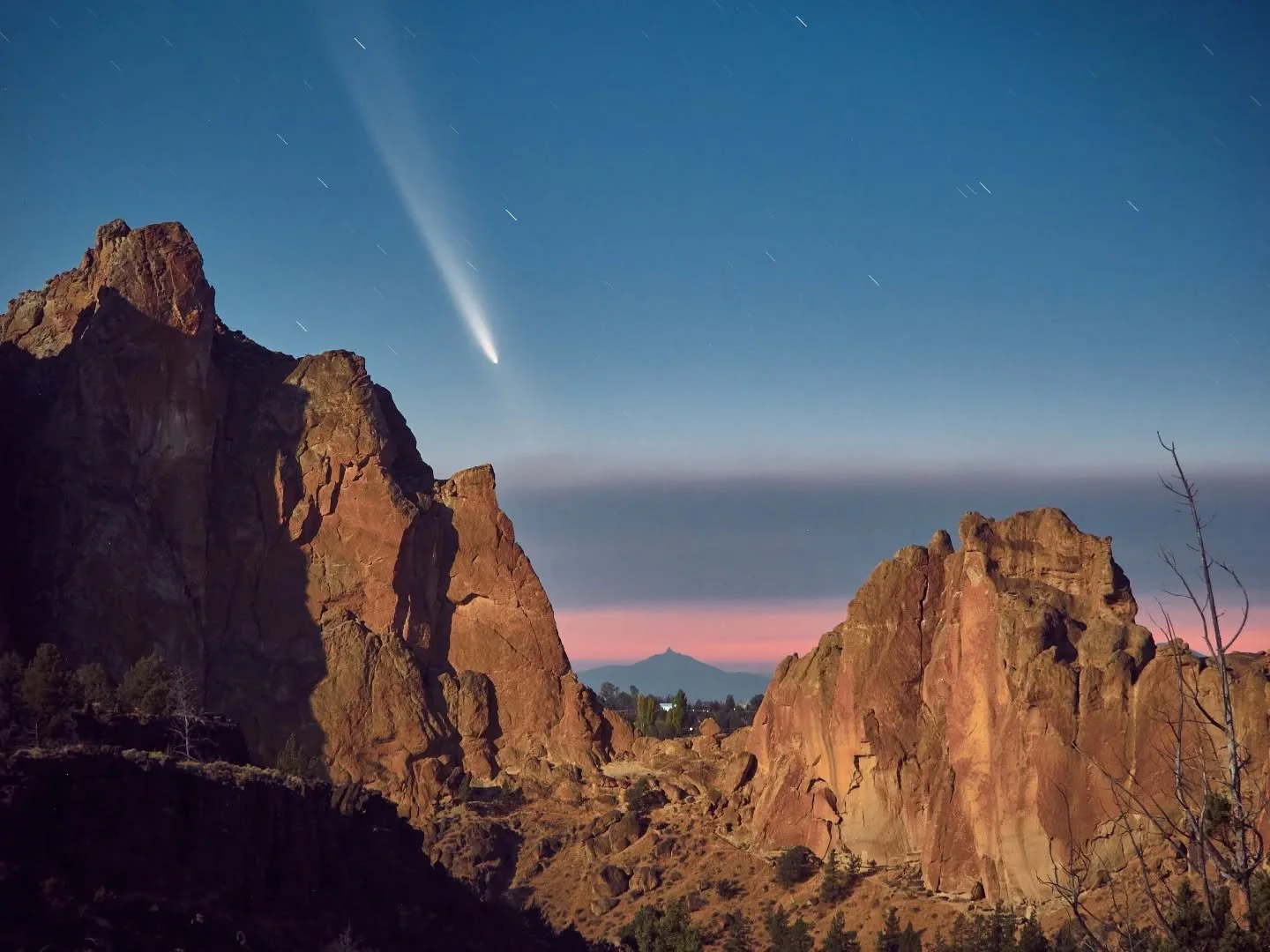 I caught C/2023 A3 (Tsuchinshan&ndash;ATLAS) in action over Smith Rock, beautifully aligned with Mount Washington! ☄️✨ 

I've been planning this shot for a few weeks now and I'm so excited I caught it despite the smoke looming on the horizon.

In the