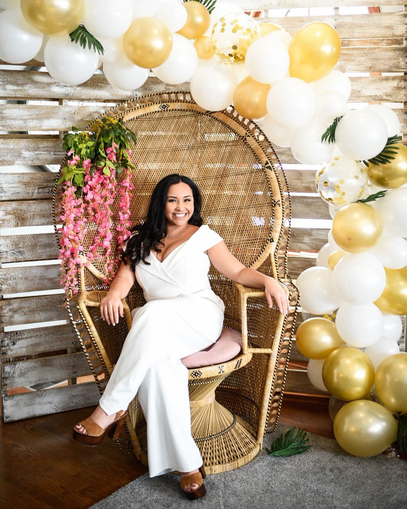 Loving these tropical vibes for the bride to be🌺🌿 This stunning peacock chair is ready for your next event☀️
&bull;
&bull;
&bull;
#vintagestyle #rentalfurniture #vintagerentals #rentaldecor #vintagewedding #bohorentals #bohorental #peacockchair #pe