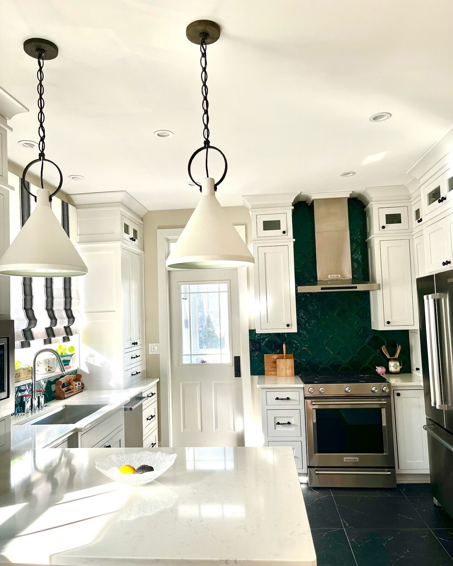 Caught a glimpse of some sunshine after 9 consecutive days of clouds and rain. 

I was even able to beach for 10 minutes in my kitchen!
🧘&zwj;♂️☀️⛱️

@thetileshop @visualcomfort @theshadestore helped make this my dream kitchen in my tiny bungalow.