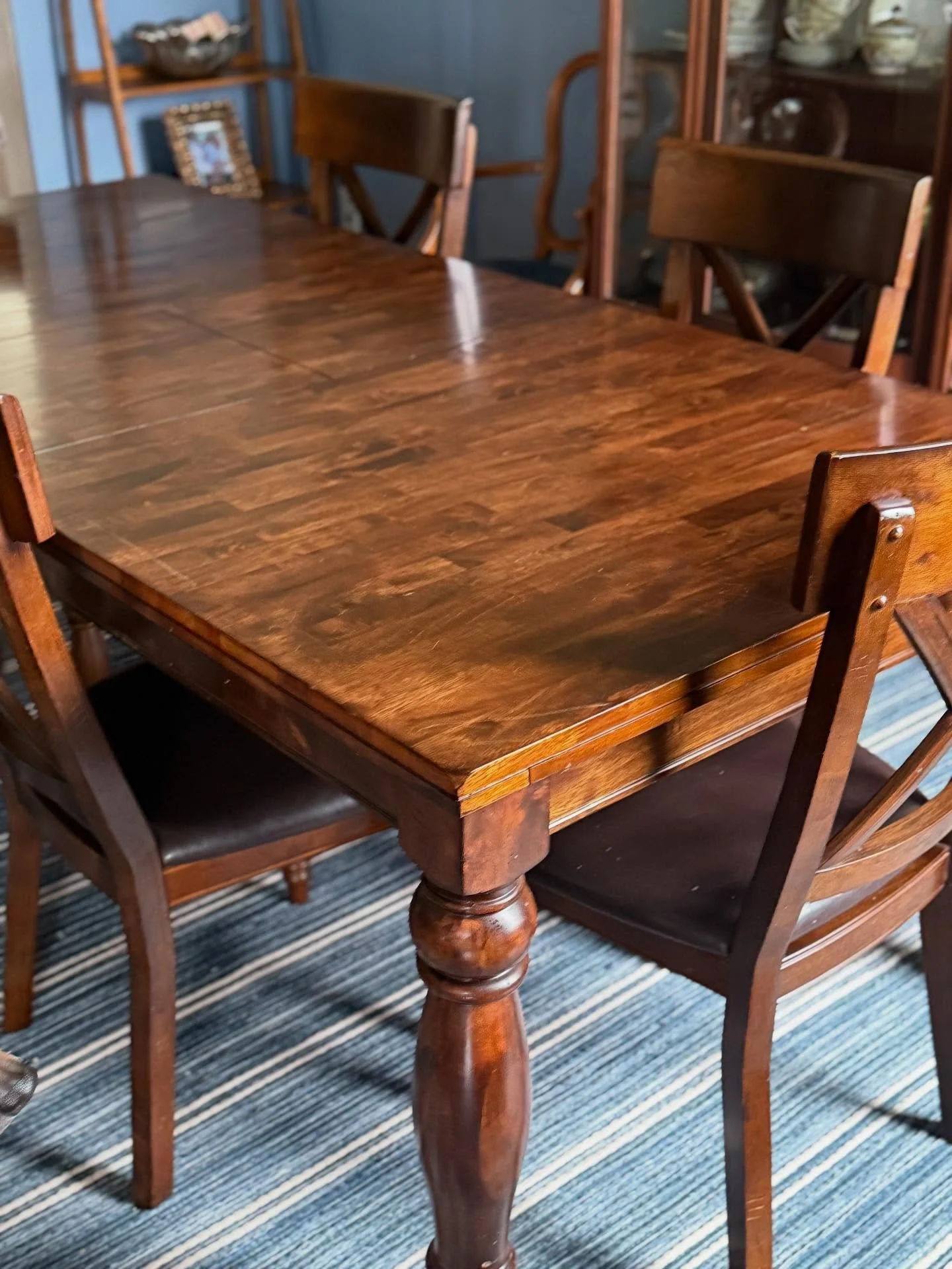 /// S O L D ///
Traditional Dining Table 

W 42in x L 72in (expands to 90 in)
Dark Cherry Finish
Solid wood 
6 X back chairs with durable upholstery