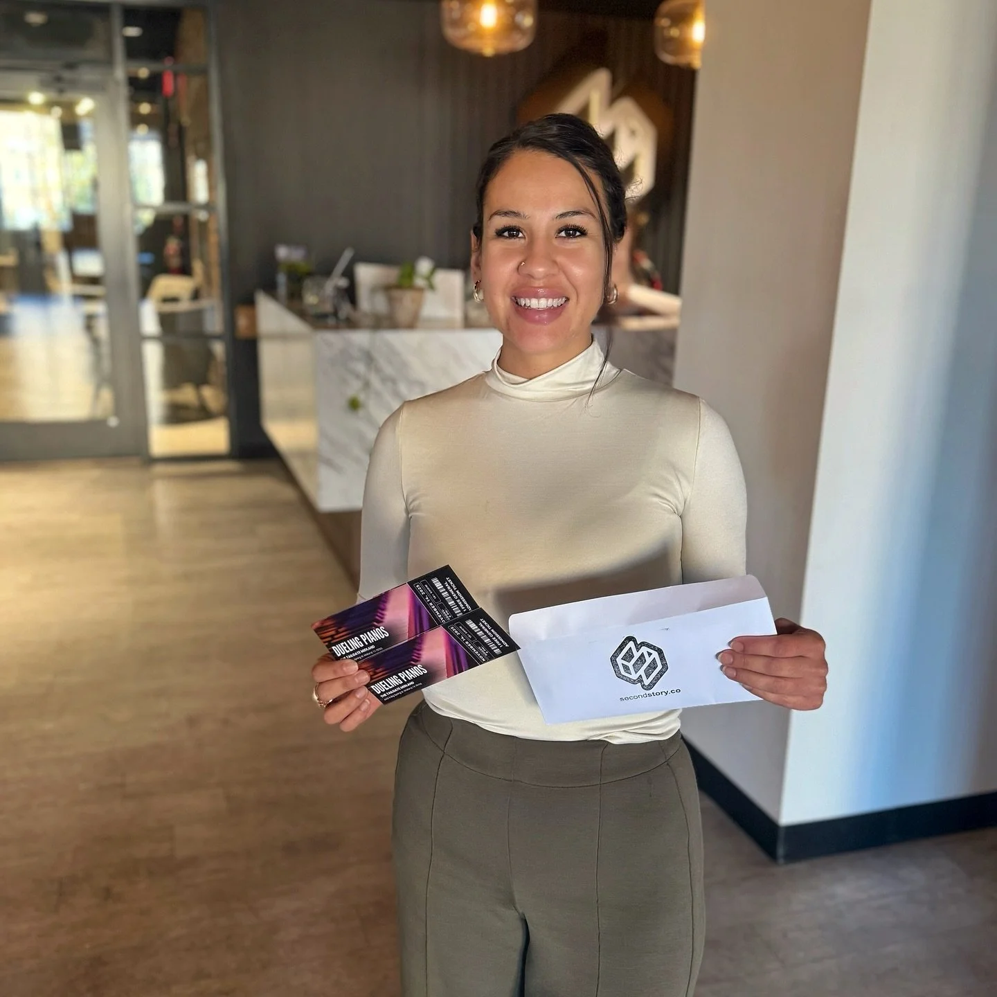 Time to duel it out!

Congratulations to Erika with @beautyxresilience on snagging the tickets for the dueling piano show @thetailgatemidlandtx 

#office #perks #coworkingspace #music @backstageeventmarketing #event #community #fun
