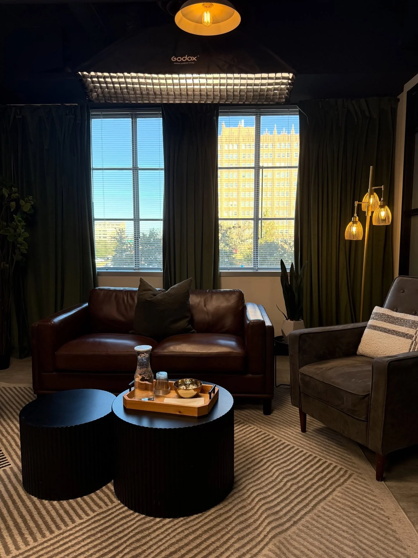 Set the tone 💡 

With our professional lighting in the studio, you can adjust the settings to make the perfect atmosphere for your next meeting or podcast. 

#studio #dark #office #coworkingspace #light #downtown #city #texas