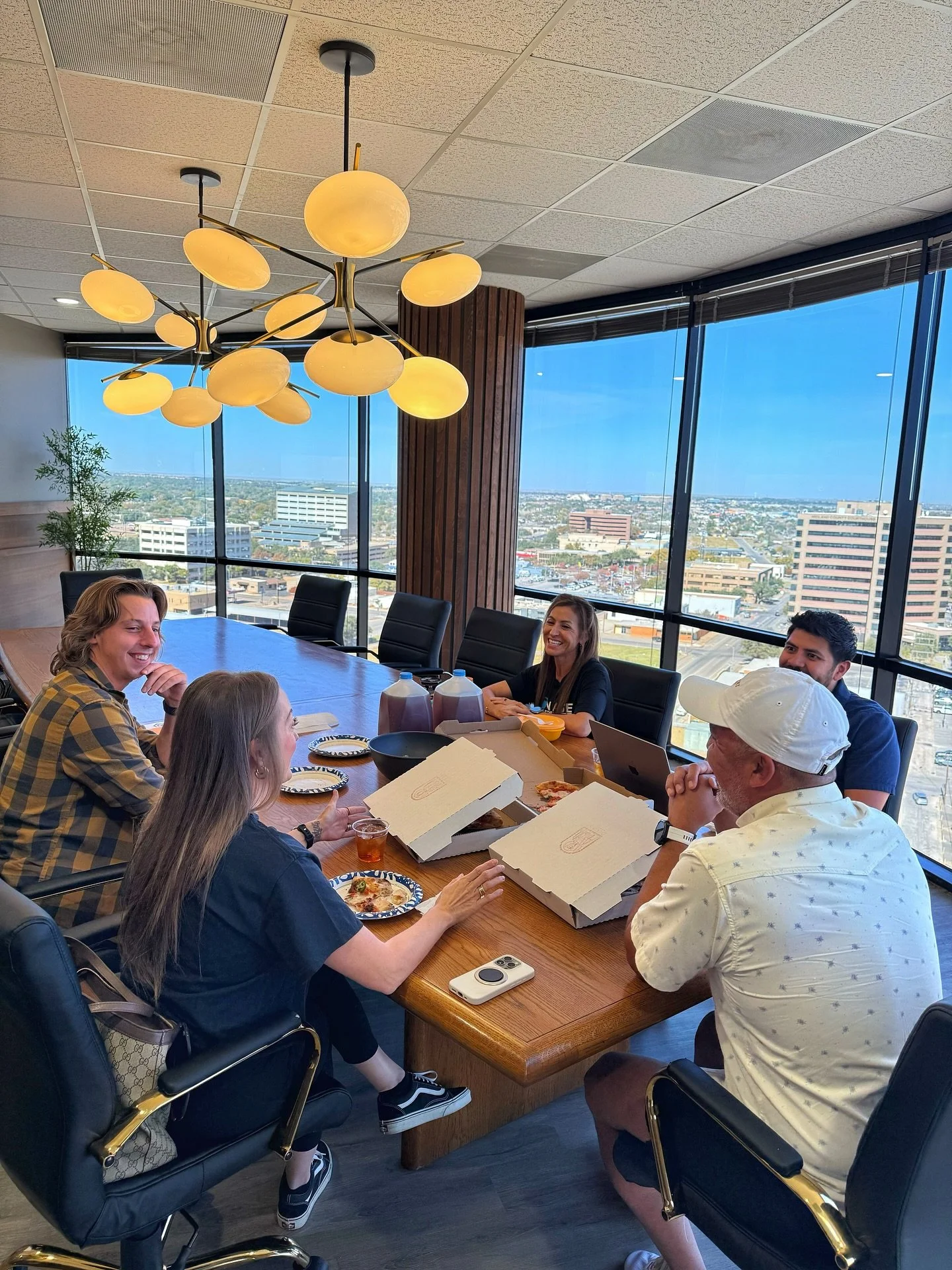 Lots of big ideas in our Big Sky conference room today! 

We loved seeing the @the432runcrew making some big plans for their upcoming projects, and of course we spotted @decasamidlandtx keeping them fueled! 

#office #meet #run #community #13 #texas 