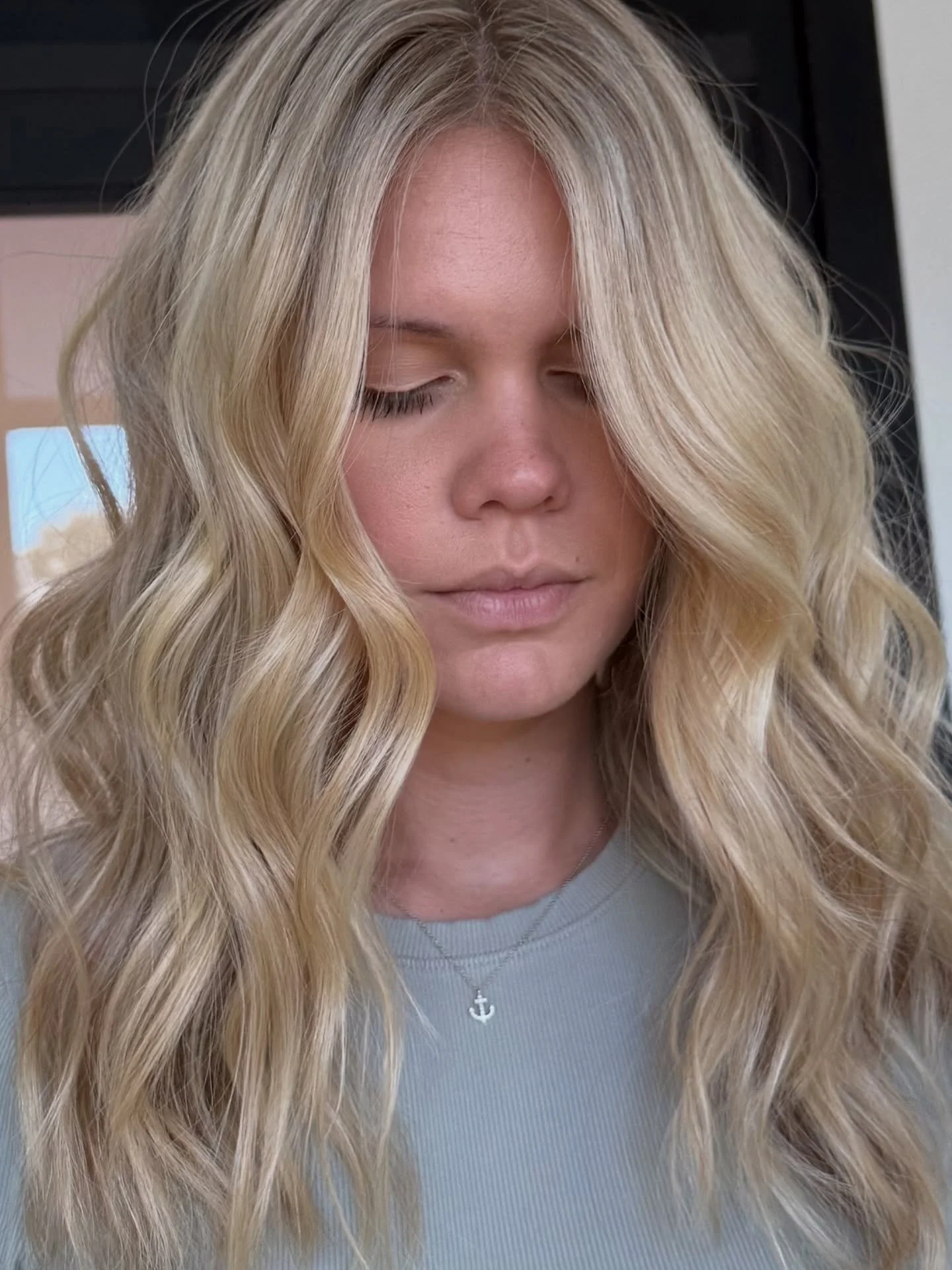 Nobody said you HAVE to go darker in the fall. A bright dimensional blonde is never out of style. 😍