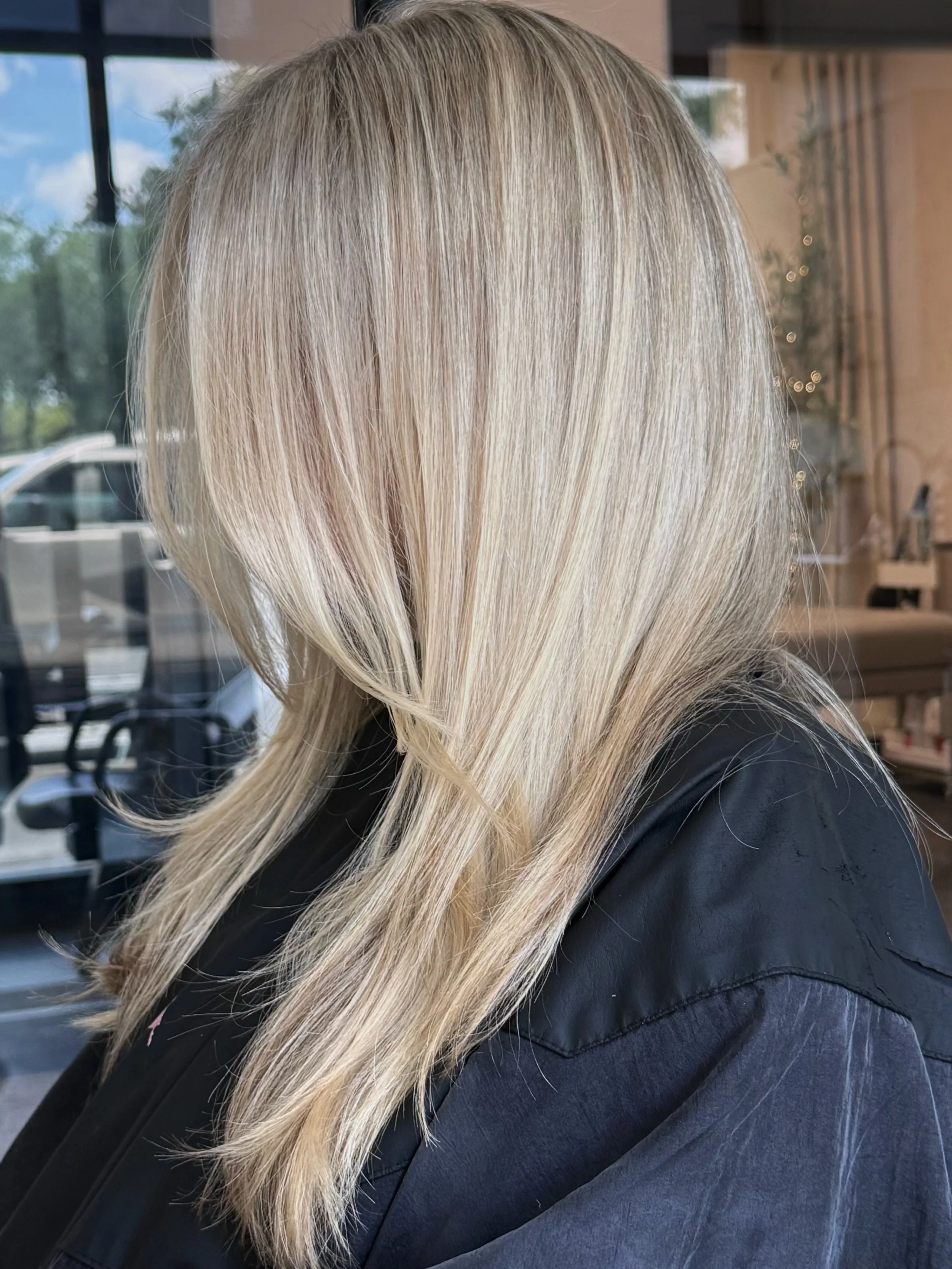 Bts of a 3 hour full foil. Lots and lots of babylights and no shadow root.  Loveee this light beige blonde!