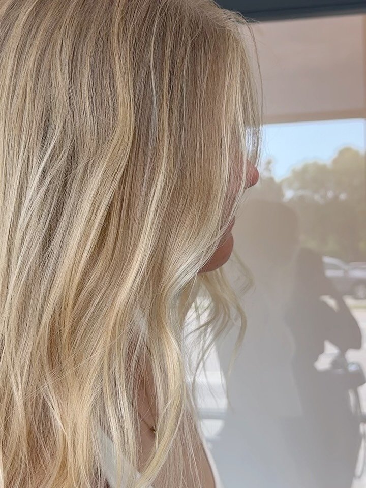 Before + after! Her grow out is so good it&rsquo;s hard to tell which is which. 😌 Lived-in blonde is ideal for someone looking to push their highlight appointments out 10-12 weeks while still looking purposeful.