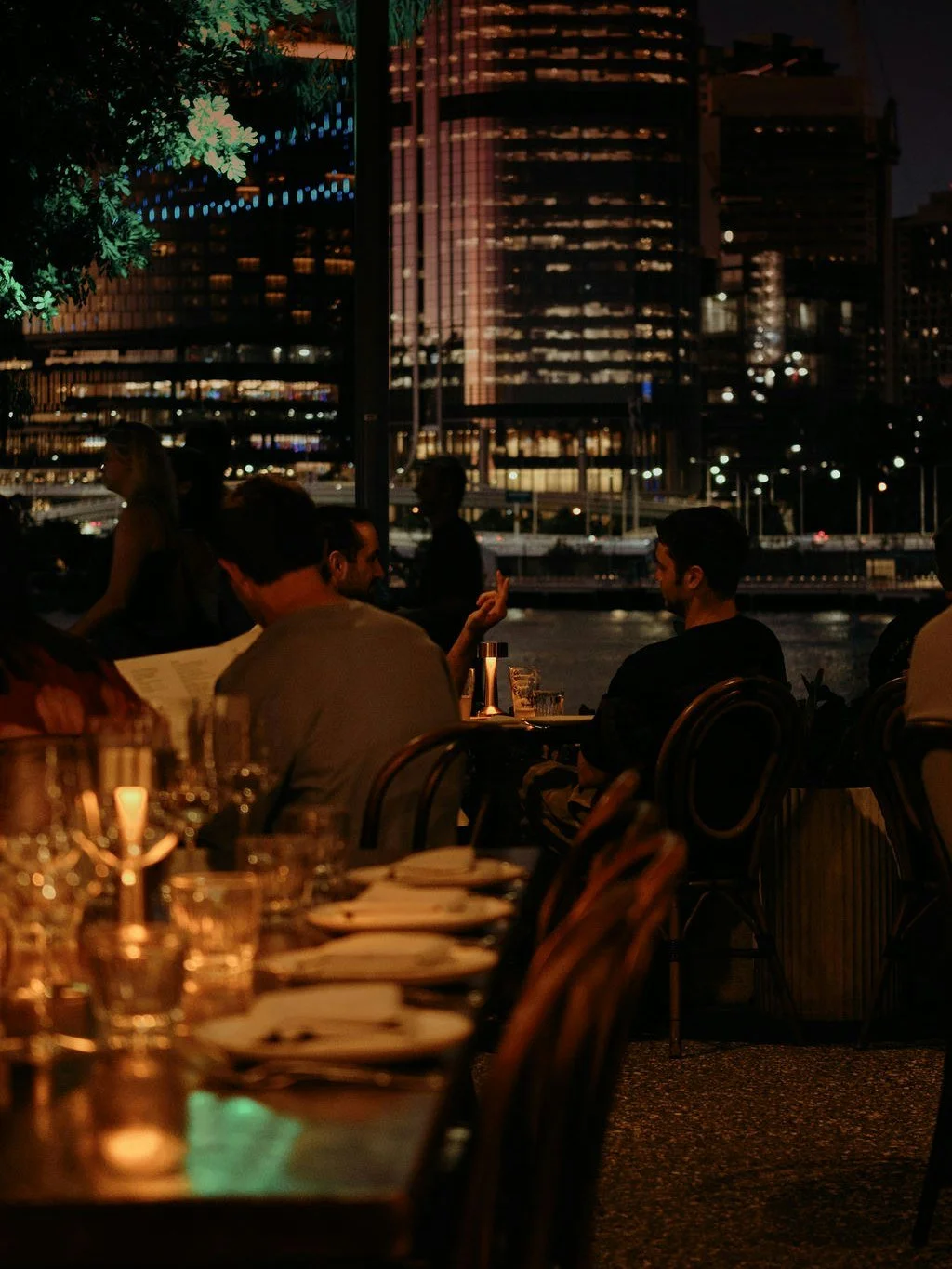 There's nothing quite like a dinner by the river under the city lights and the light of the moon 🌜 

#Brisbanedining #eatlocal #eatsouthbank