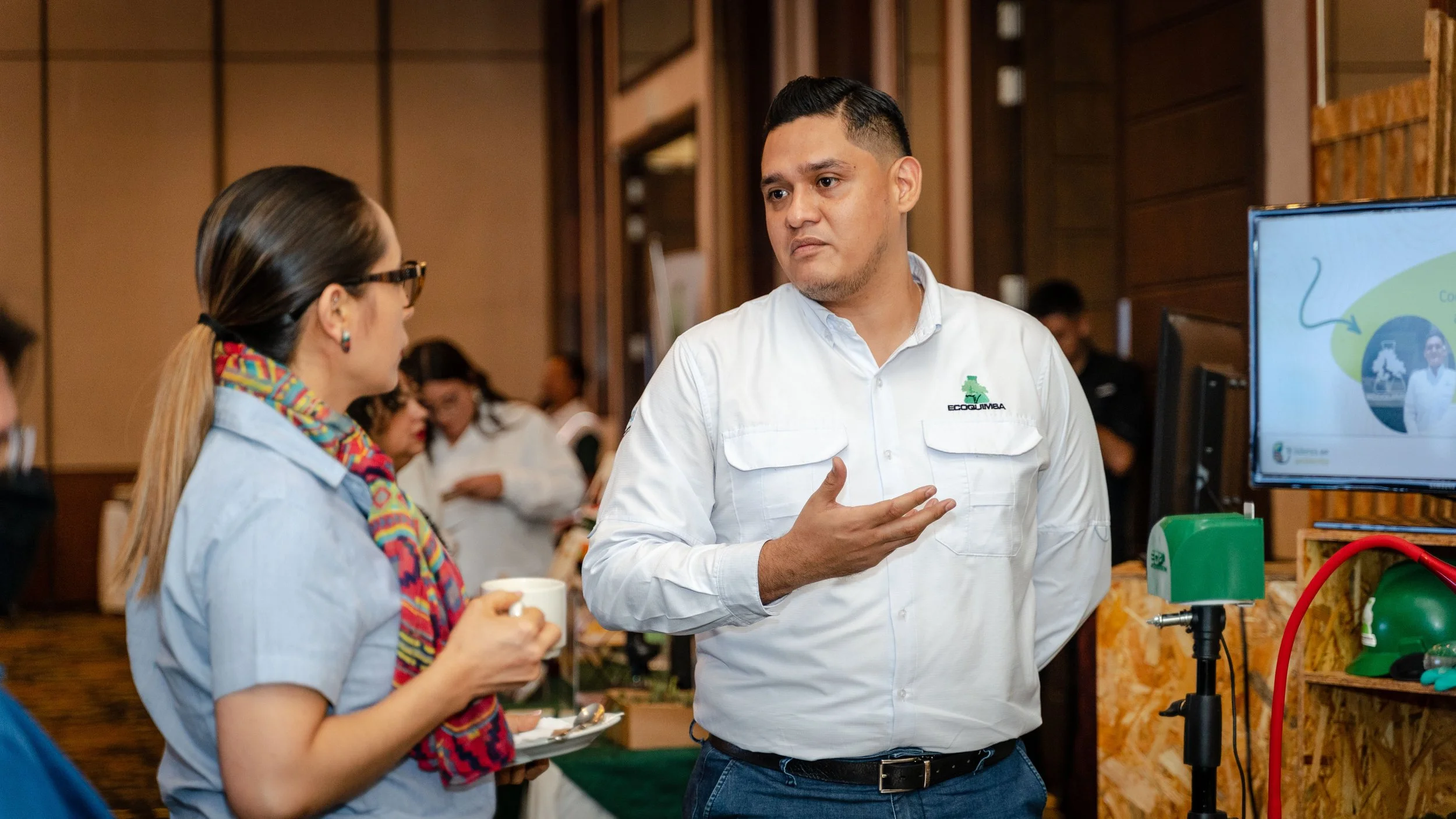 Equipo de ECOQUIMSA asesorando