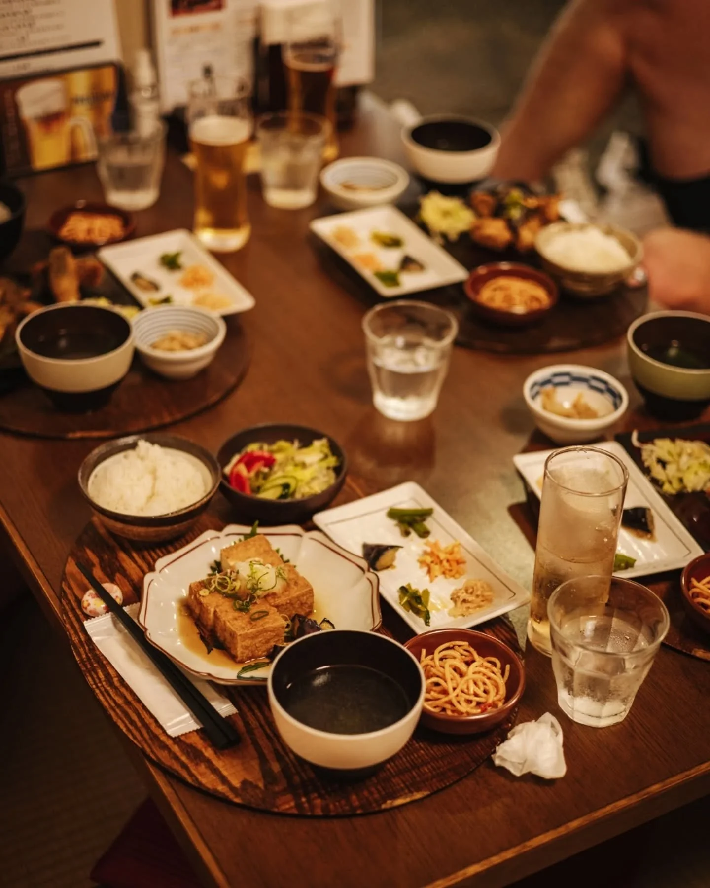 Tagasi Jaapanisse 🍜🎋🍣 Ehk veel fotosid!

Enne Jaapanisse minekut oli v&auml;hemalt minu peas selline arusaam, et eelk&otilde;ige s&uuml;&uuml;akse seal sushit ja ramenit. Ja juuakse rohelist teed. Aga vot, palju p&otilde;nevam on sealne toidu- ja 