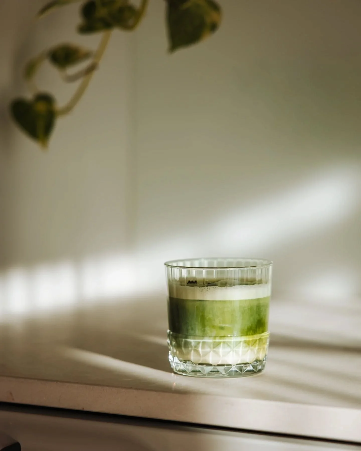 Matcha love 💚 V&otilde;ta aega, las ma tutvustan&hellip;

M&otilde;istan, et k&otilde;igile matcha ei maitse. Tean ka seda, et esimene kokkupuude matchaga v&otilde;ib olla negatiivne, sest siin l&auml;&auml;nes on kvaliteetne matcha kallis. Seep&aum