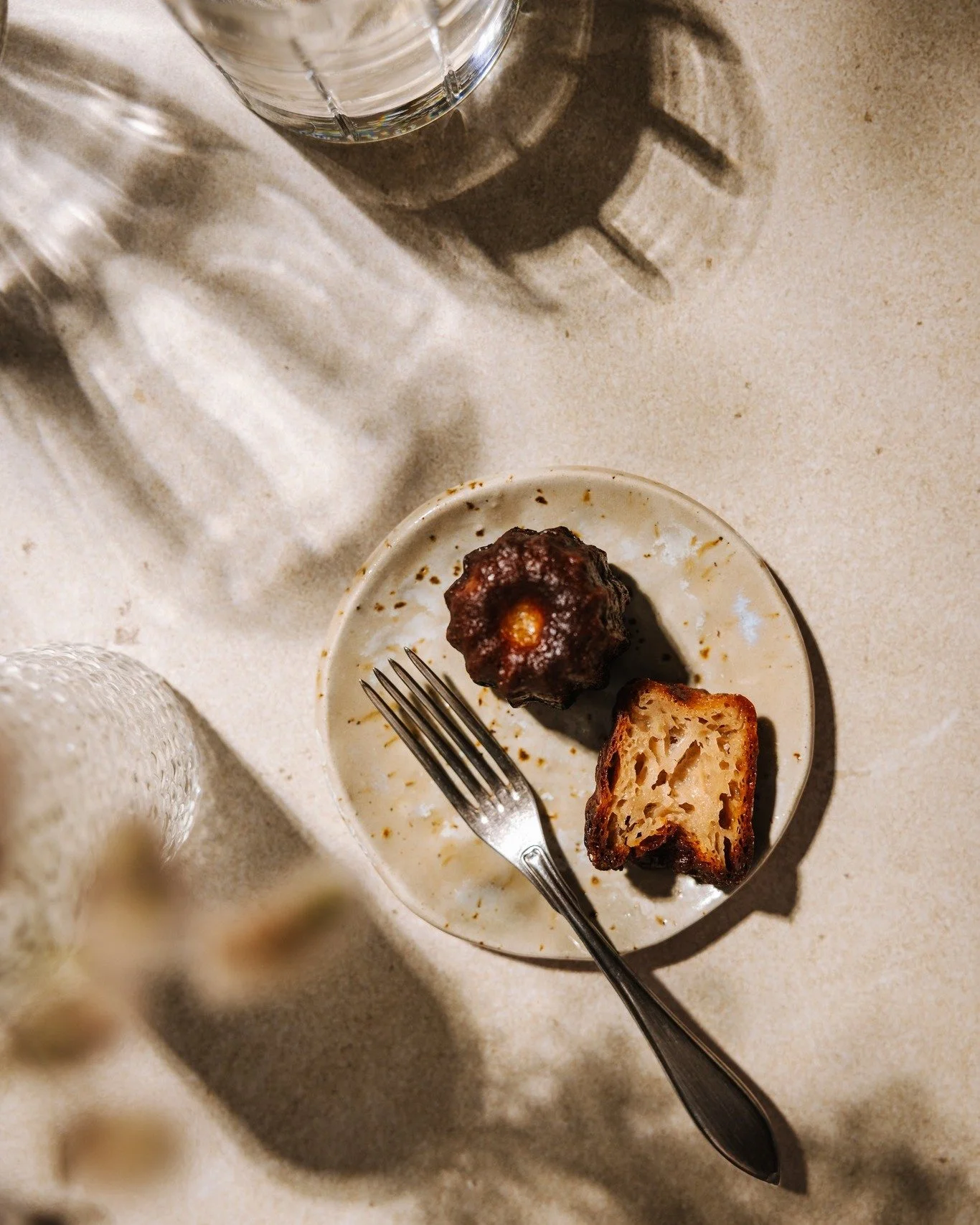 Kui ma alustaksin t&auml;na toidufotograafina, siis millisest kolmest p&otilde;him&otilde;ttest ma l&auml;htuksin?

⚡️ Sinu enda algatusv&otilde;ime on pool v&otilde;itu
Kui sa ootad, et keegi sind ise leiaks ja t&ouml;&ouml;d pakuks, oled juba eos l