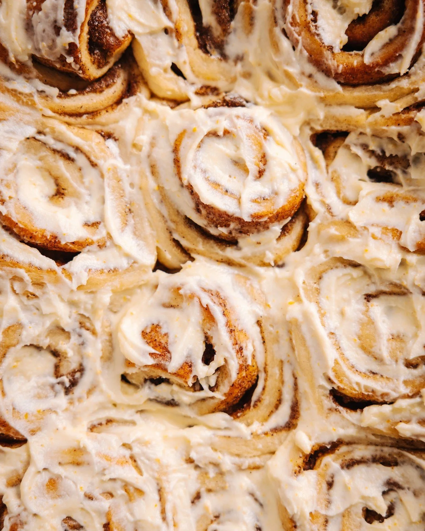 P&uuml;had tulevad m&uuml;hinal l&auml;hemale. Loodan, et ka v&otilde;imalus ja vajadus ise oma k&auml;tekestega midagi head-paremat k&uuml;psetada. N&auml;iteks seda piparkoogist kaneelisaia. 🤤