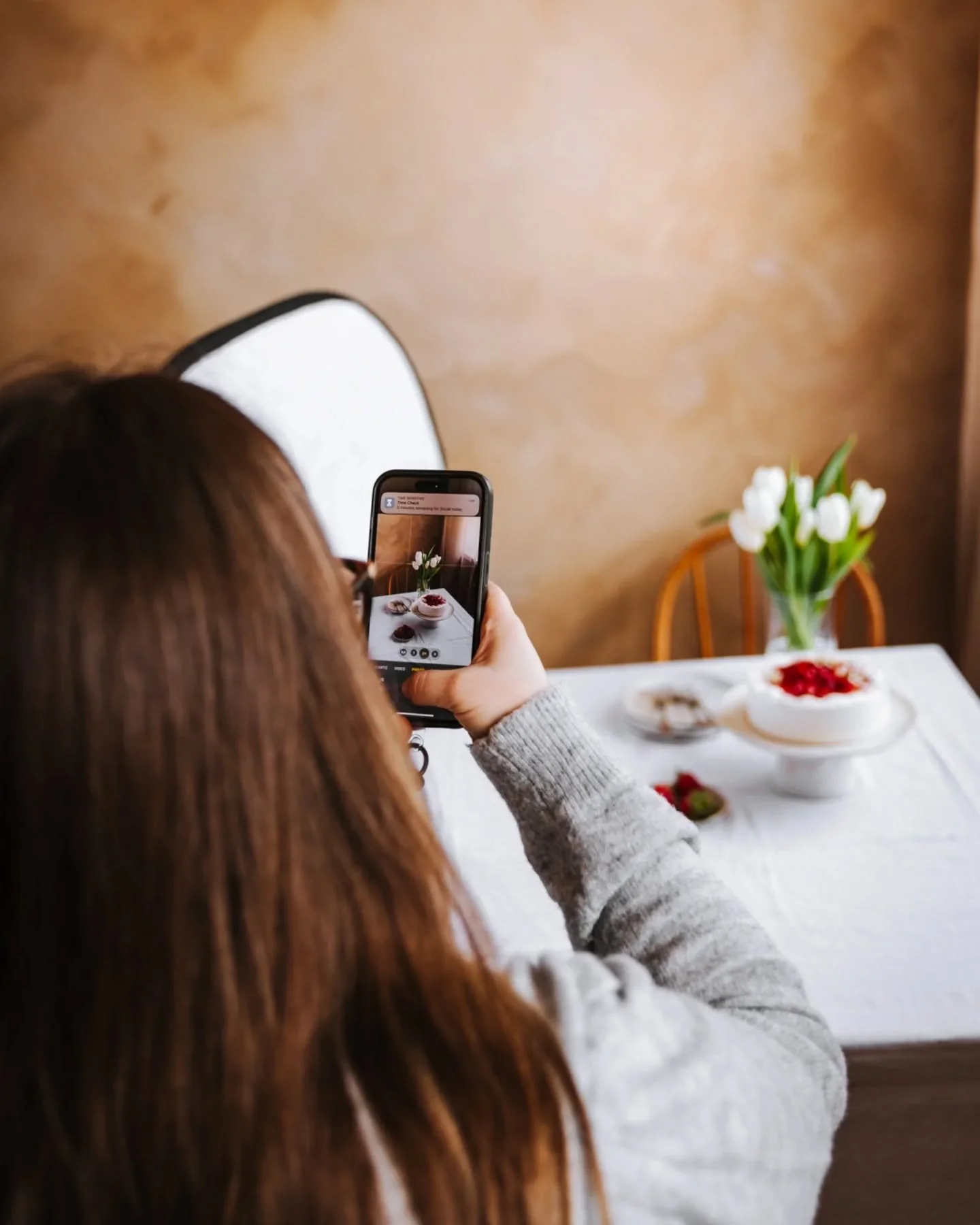 Koolitusele! 💥 Kui tunned, et tahaksid kevadel minuga toidufoto ja -video teemassse s&uuml;veneda, siis n&uuml;&uuml;d on &uuml;le pika aja taas see v&otilde;imalus. Kirjuta mulle ja paneme sinu ootustele vastava kava paika. 😉
