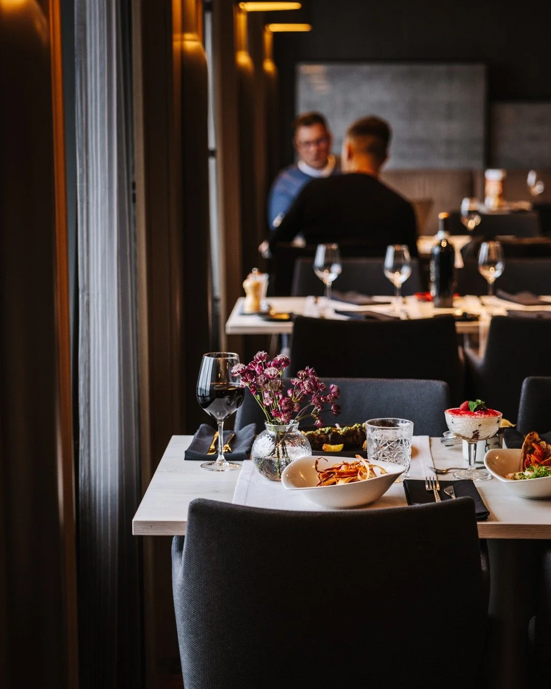 Siis, kui arvad, et fotod hakkavad juba otsa saama, aga avastad, et mitu galeriid veel oma aega ootamas. 🙃

Hiliss&uuml;gisene Tallinki The Chef's Kitchen pildistamine. Meri oli hall, taevas samasugune. Aga toit r&otilde;&otilde;mustavalt v&auml;rvi