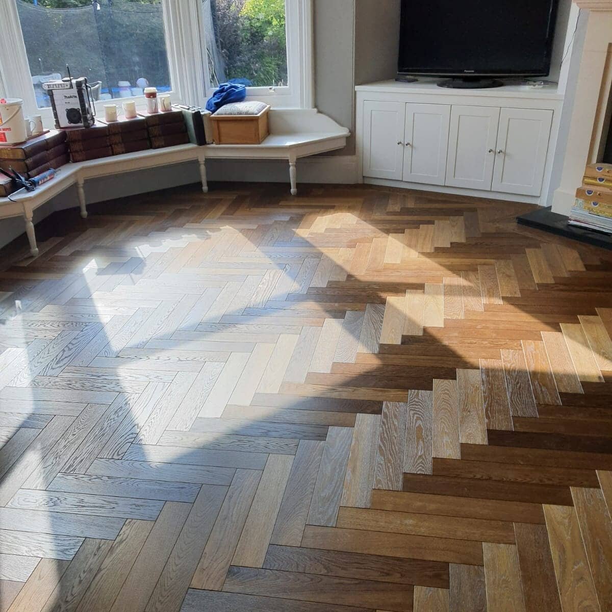Just wow! 

Installed in Harrogate with our 15mm Dark Smoked Herringbone With Planked Border. Code 941

Huscroft Flooring Limited