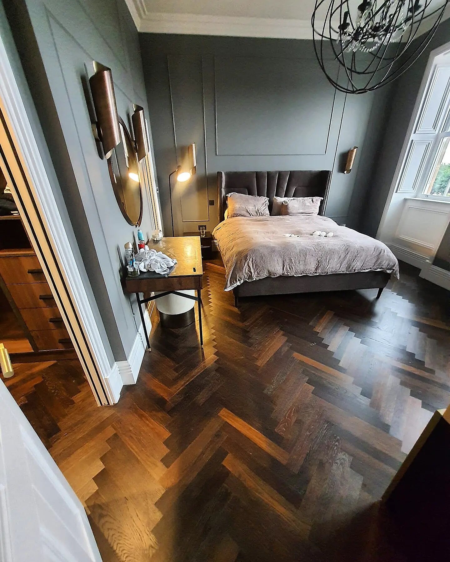 Deep and daring; our dark collection makes the perfect look for a cosy yet sleek bedroom 👌

#oakflooring #huscroftflooring #woodfloors #darkflooring #realwoodfloors #flooringinspiration #leedsbusiness