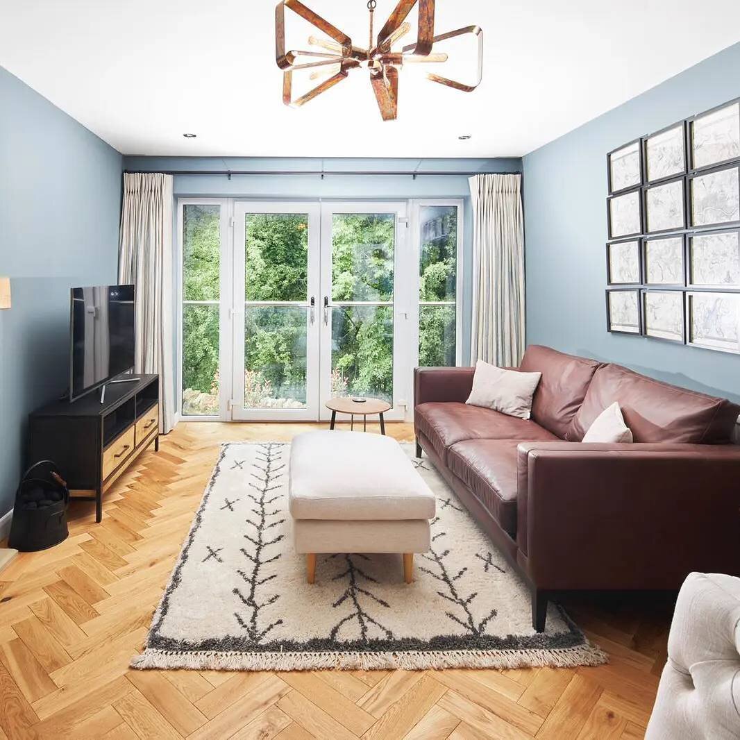 Are you considering the best floor for your living room? This enduringly stylish beautiful floor would be our pick 😍 

#huscroftflooring #realwoodfloors #woodflooringdesign #woodfloors #oakflooring #parquetfloor #ihavethisthingwithfloors #flooringex