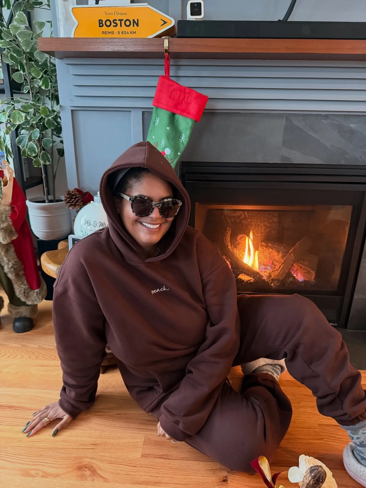 New chocolate @peachactiveshop sweatsuit and the color is so hot I needed 🕶️ 

Coming soon but GIRLIES you know what to do 🍑