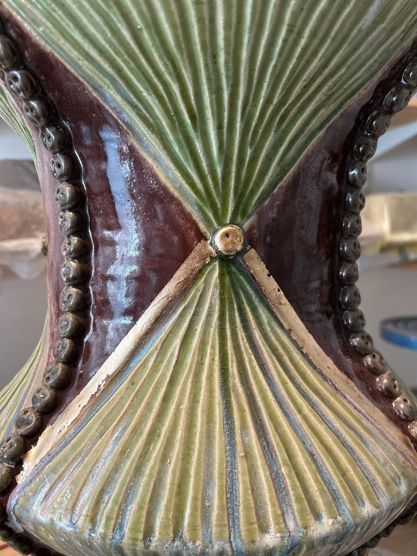 D&eacute;tail or rose 
C&rsquo;est beau aussi 💗.
C est mon tabouret cass&eacute;.
Apr&egrave;s une r&eacute;paration de mon cru, il va partir chez mon fils .
🥰🥰🥰

#stools #stooldesign #ceramique #ceramics #gres #stoneware #pieceunique #homedecor 