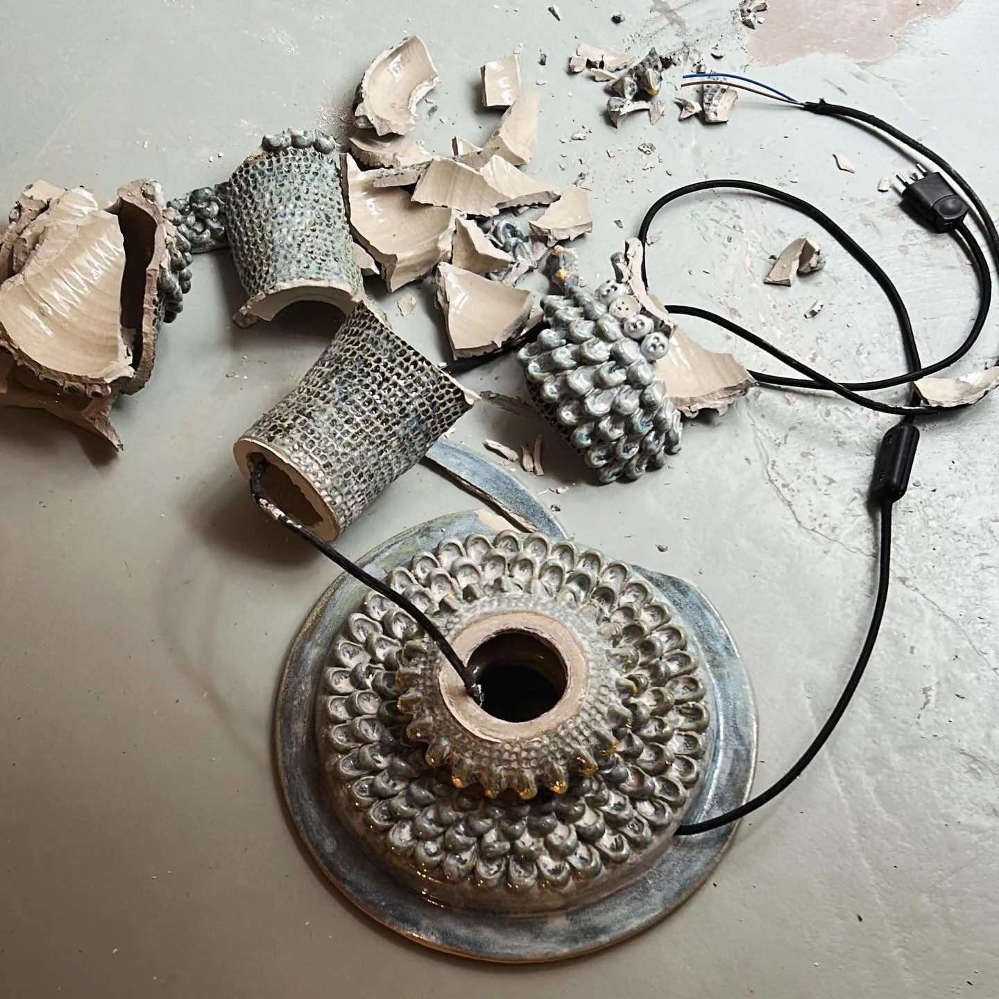 Allez c est cadeau!
Juste avant No&euml;l 🎄🎄🎄.
Patatras !
&Ccedil;a casse !
Quel m&eacute;tier.
J&rsquo;y retourne 😉

#ceramics #c&eacute;ramique #lespoir