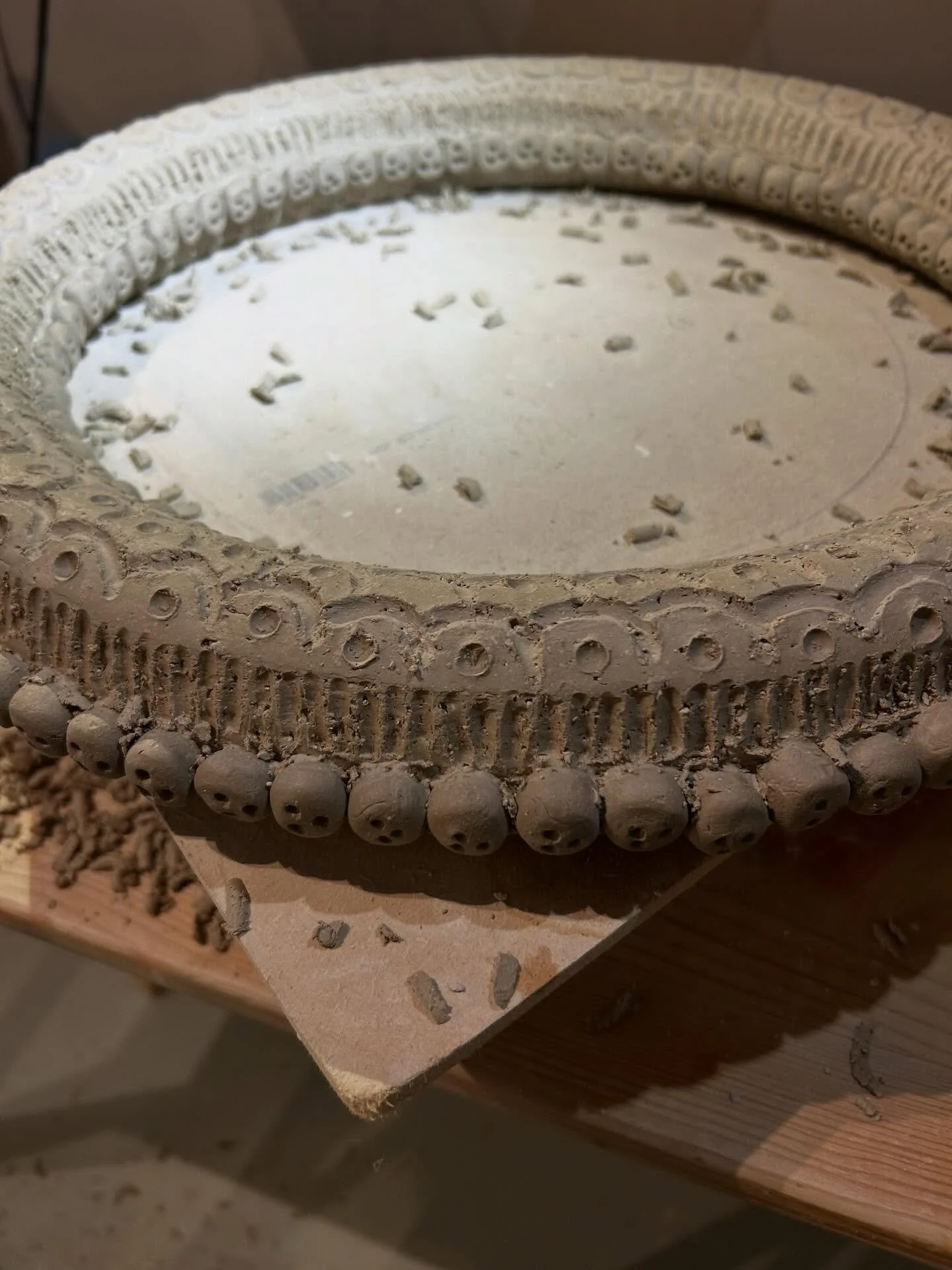 Refaire les pi&egrave;ces un an apr&egrave;s.
Toujours une gageure..
Ai je bien tout not&eacute;?
Non pas toujours.
Ou trop vite 
Je me d&eacute;brouille avec ce que j&rsquo;ai.
Tabouret serpent saison 2
Commande pour une amie tr&egrave;s ch&egrave;r