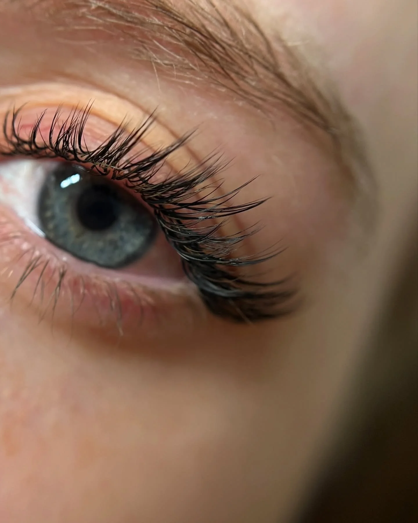 Wet and wispy cat eye ❤️&zwj;🔥

My secret to accentuate the outer corners to elongate the eyes without having to make it longer is to concentrate the amount of lash extensions placed there by filling in all the natural lashes possible in that area ?